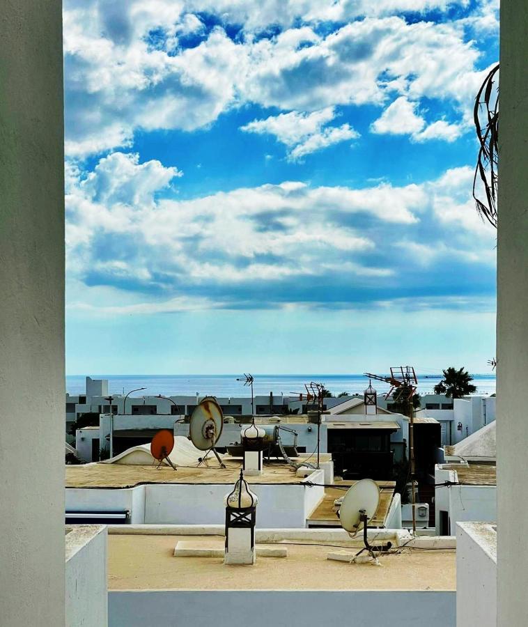 Vincent, Cozy And Sunny Over The Rooftops *
