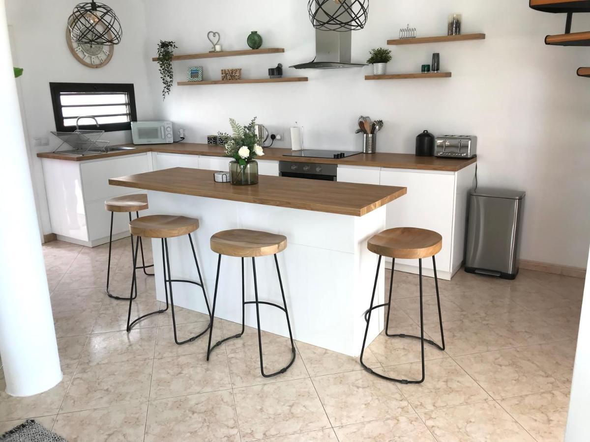 Villa Hermosa Vida, Beautiful 3 Bed 2 Bath With Air Con, Free Wifi & Private Pool Playa Blanca (Lanzarote)