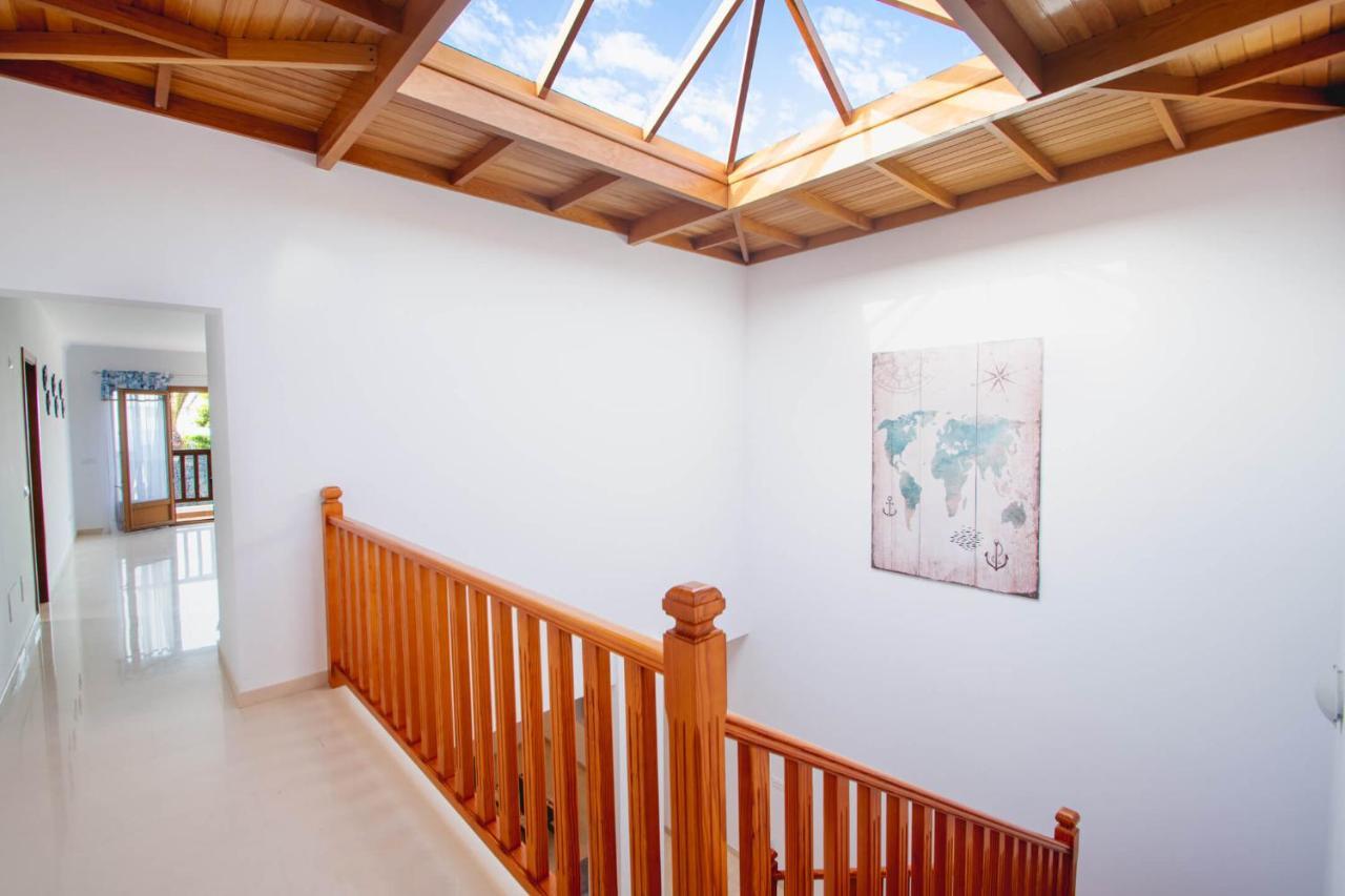 Stylish 6 Bedroom Princesa - Hot Tub - Heated Pool - Near & Waterparks Villa Playa Blanca (Lanzarote)