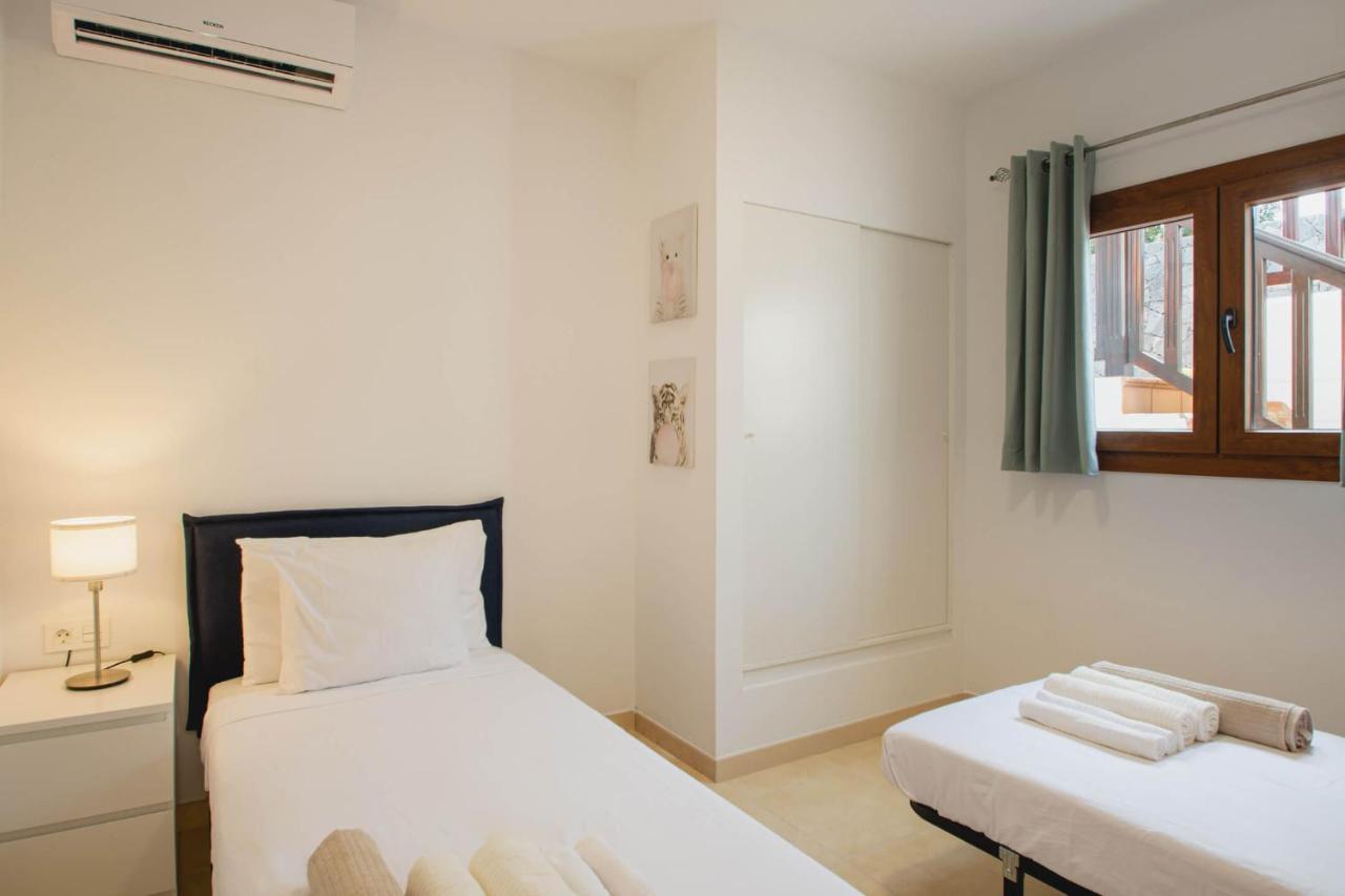 Stylish 6 Bedroom Princesa - Hot Tub - Heated Pool - Near & Waterparks * Playa Blanca (Lanzarote)