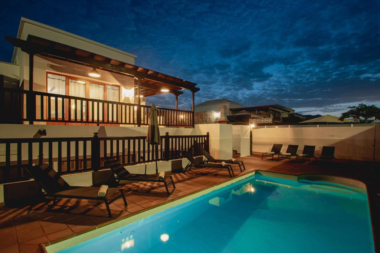 Stylish 6 Bedroom Princesa - Hot Tub - Heated Pool - Near & Waterparks Playa Blanca (Lanzarote)
