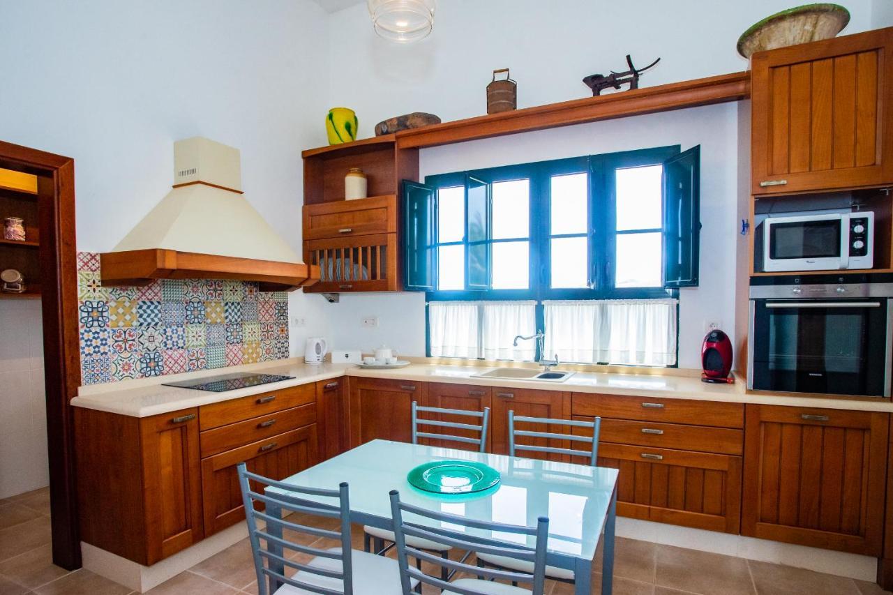 Сasa de vacaciones Eslanzarote Testeyna House, Heated Pool, Super Wifi, Sat Tv, View To The Volcanoes *