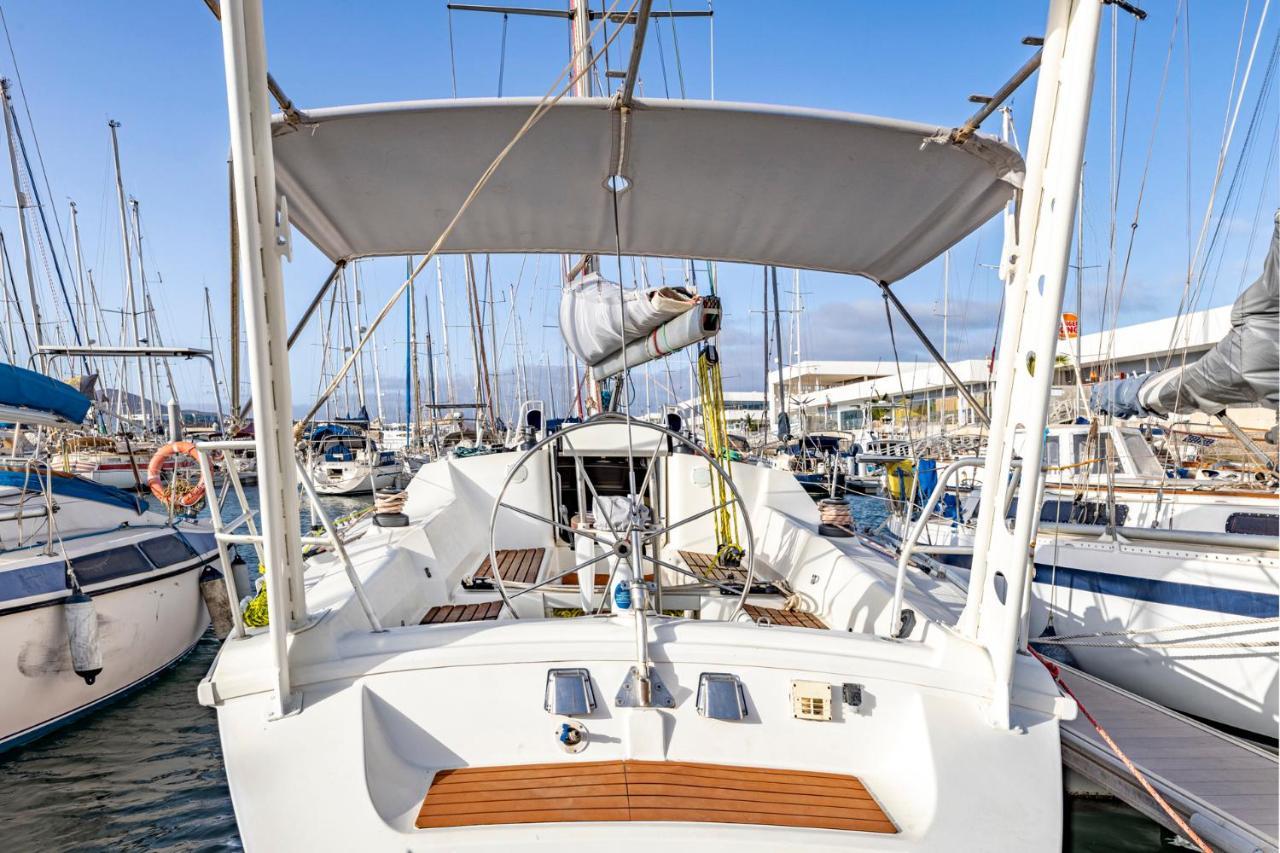 Relaxing On A 38ft Sail Yacht Botel