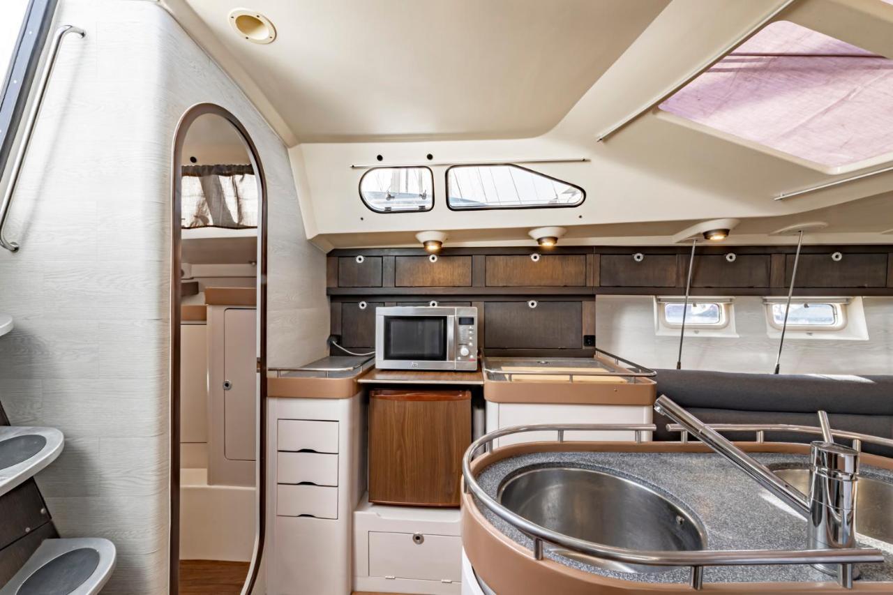Relaxing On A 38ft Sail Yacht Botel *