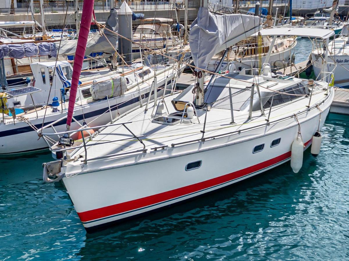 Botel Relaxing On A 38ft Sail Yacht *