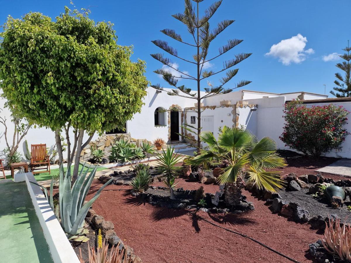 Villa Casa 56 El Palomar, 3 Bed ,playa Blanca ,large Private Gardens Heated Pool *