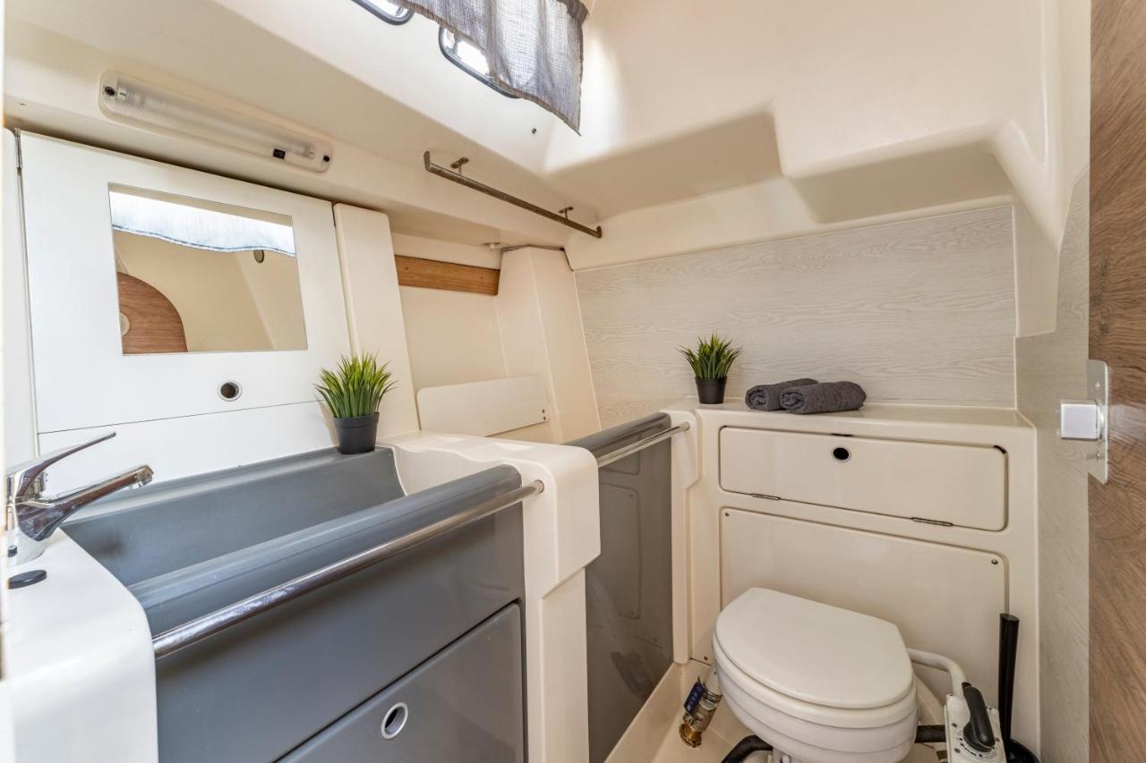 Relaxing On A 38ft Sail Yacht Botel *