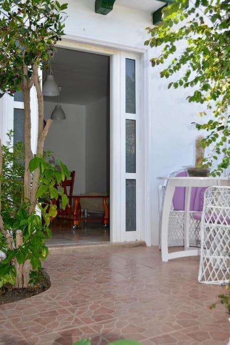 Playa Chica With Terrace 100 M From The Sea Apartamento *