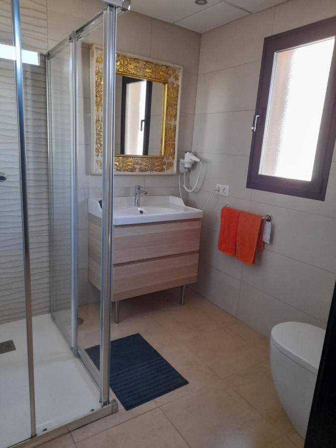 Con Terraza Y Jardin Holiday home