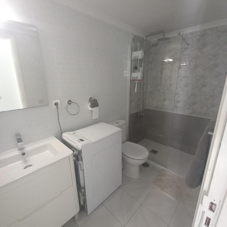 Beautiful Spacious 1-bed With Aircon Apartment