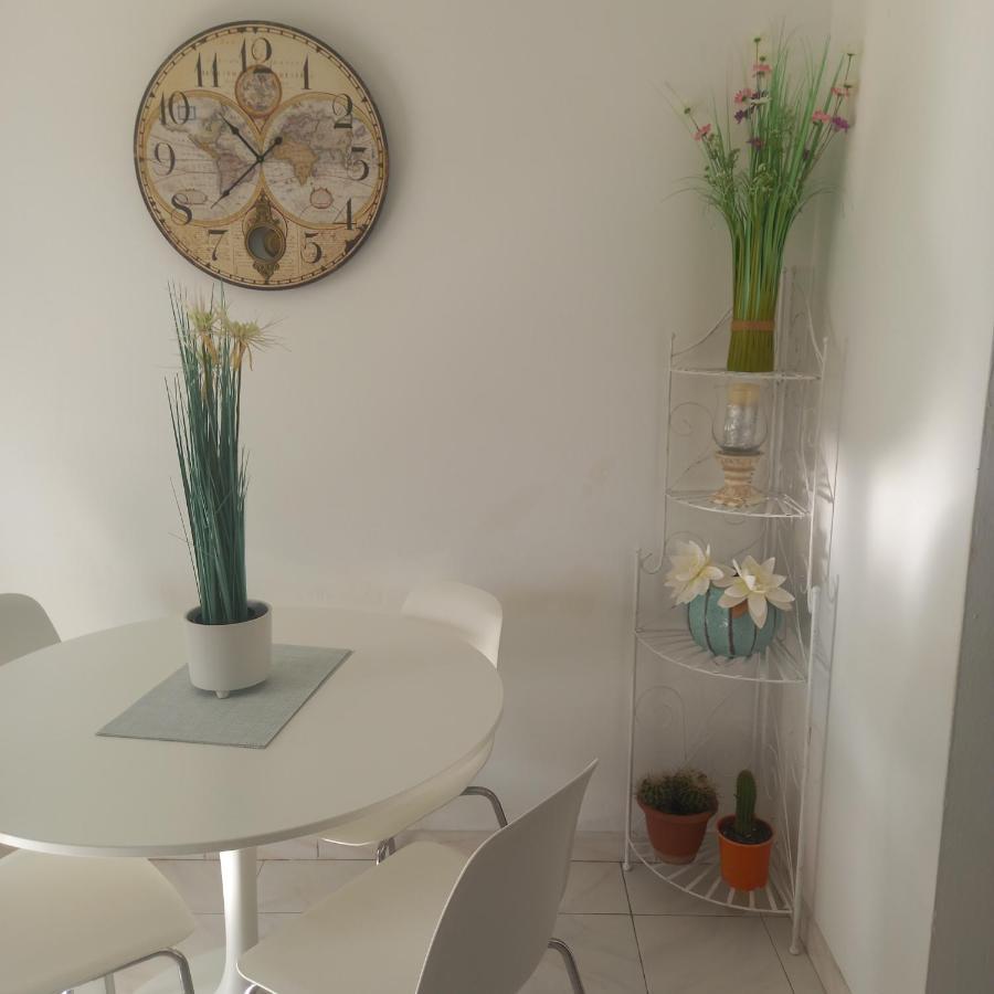 Beautiful Spacious 1-bed With Aircon Apartment *