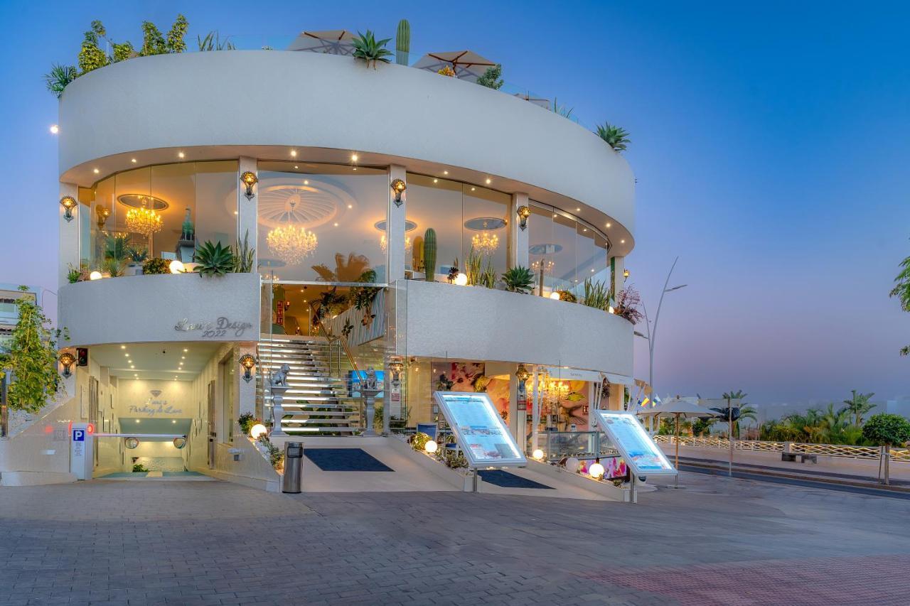 Lani's De Luxe - Adults Only