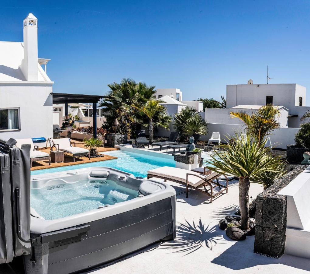 Canis Villa Tias