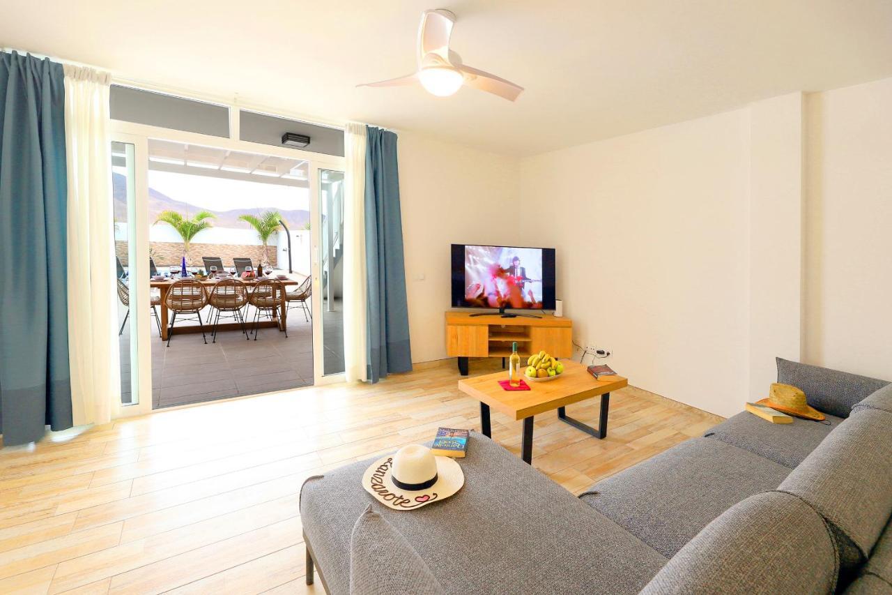 Bella, Modern 4 Bed Villa Playa Blanca (Lanzarote)