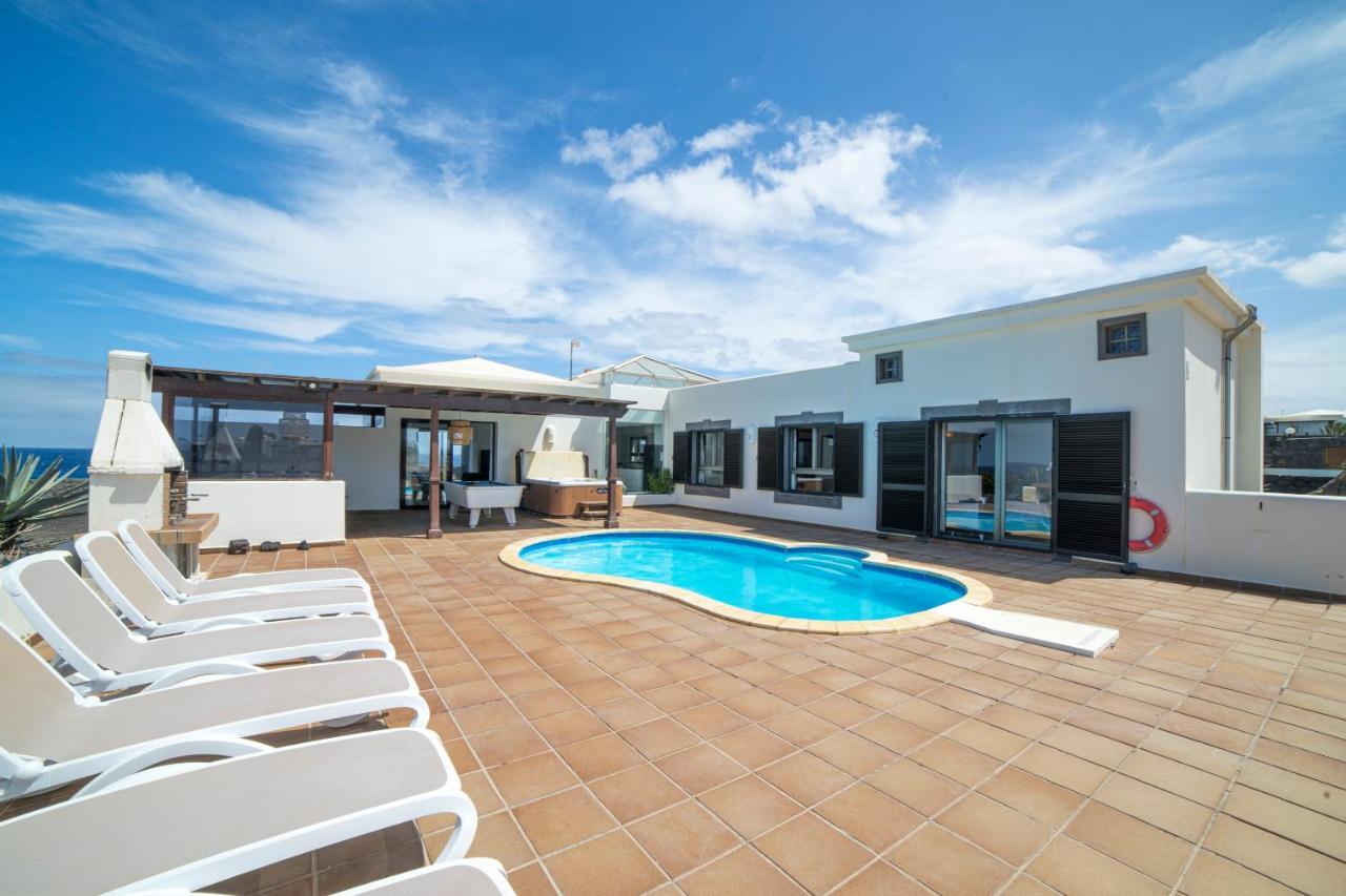 Babel - First Line Seafront House Holiday home *