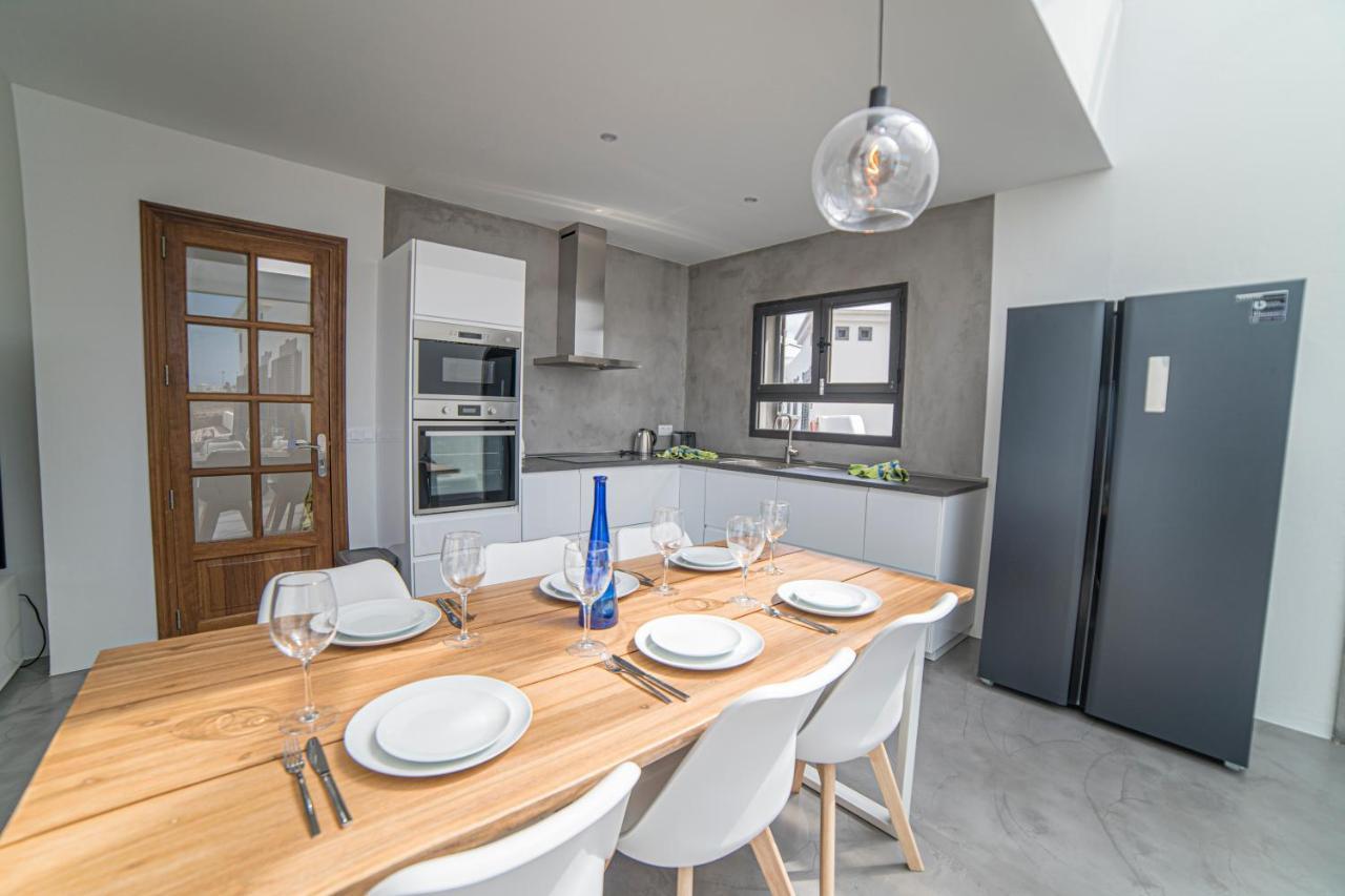 Babel - First Line Seafront House Holiday home
