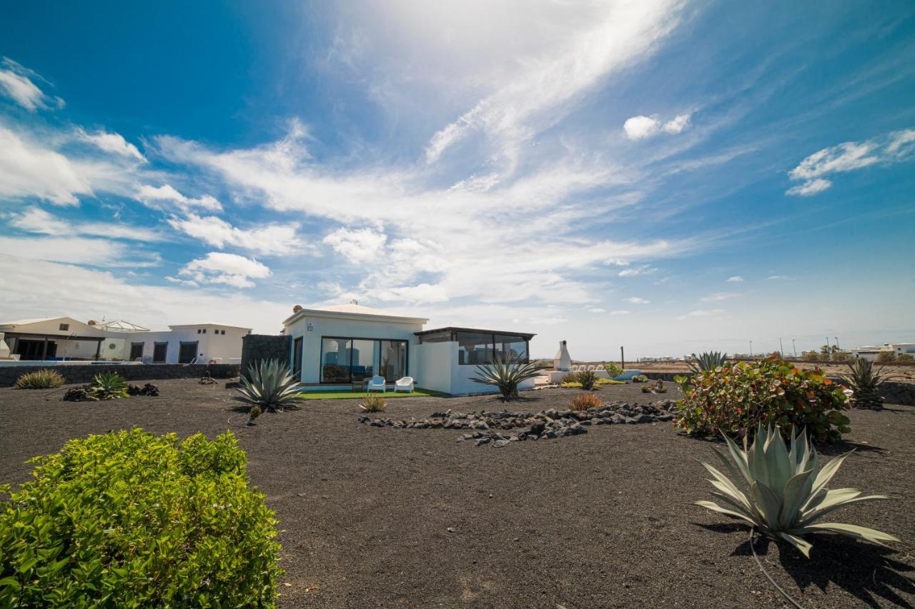 Babel - First Line Seafront House Holiday home