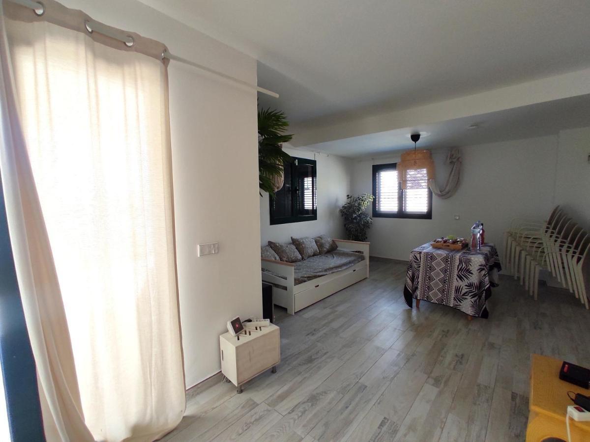 Habitación en casa particular 3 Private - 3 Privadas Shared Duplex Gara With Private Pool Costa Teguise