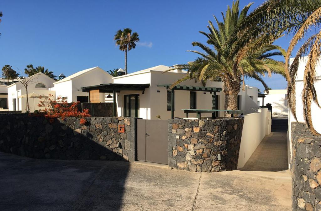 Goa Pool View, Playa Roca Sea Front Access - Free Ac - Wifi Costa Teguise