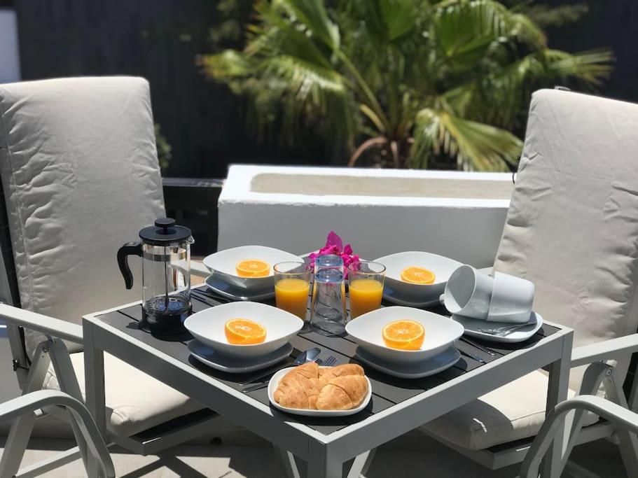 Location Location,seafront With Communal Pool. Puerto del Carmen (Lanzarote)