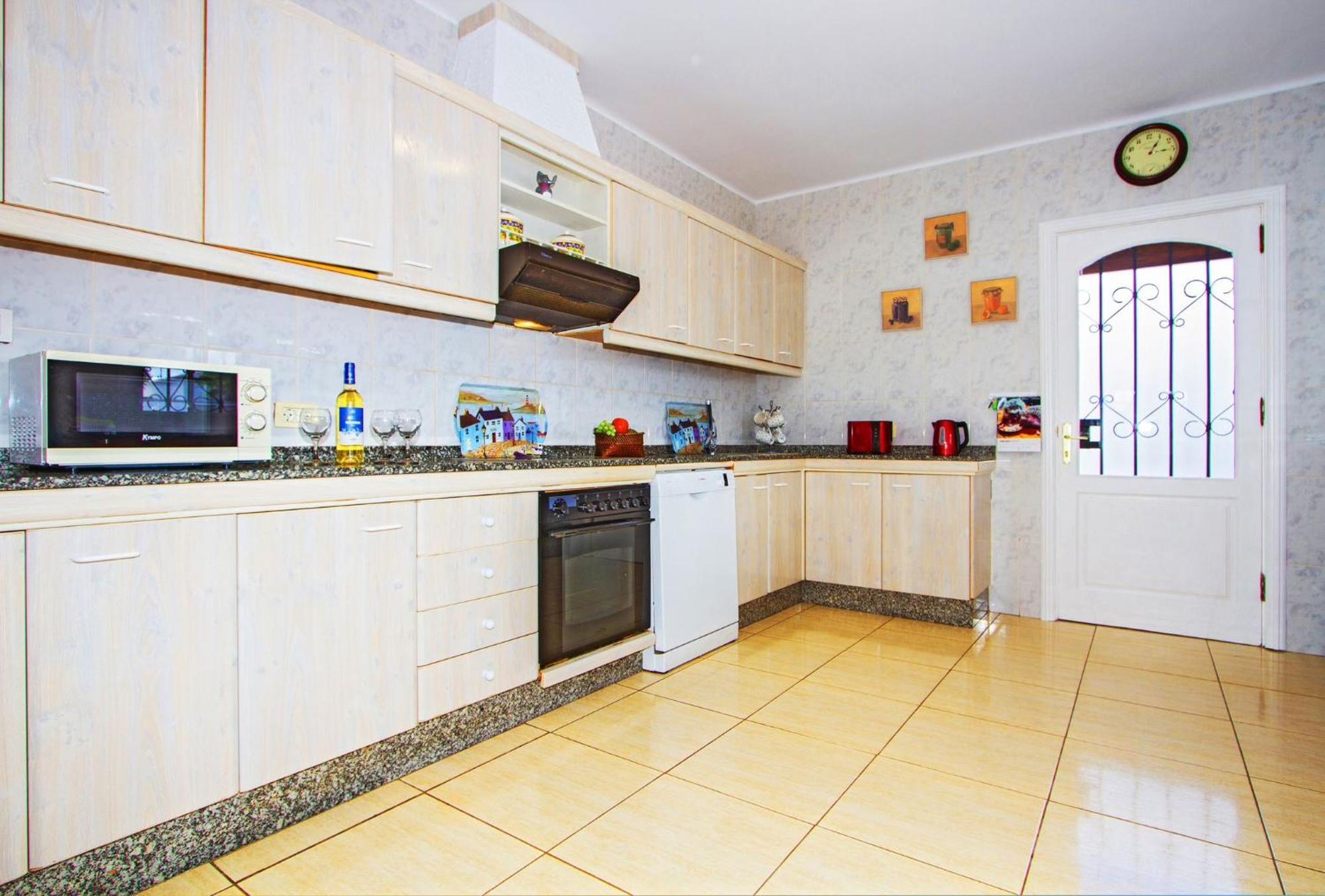 Villa Exceptional 3 Bedroom Adsey -short Walk To Town - By Lanzarote Leisure