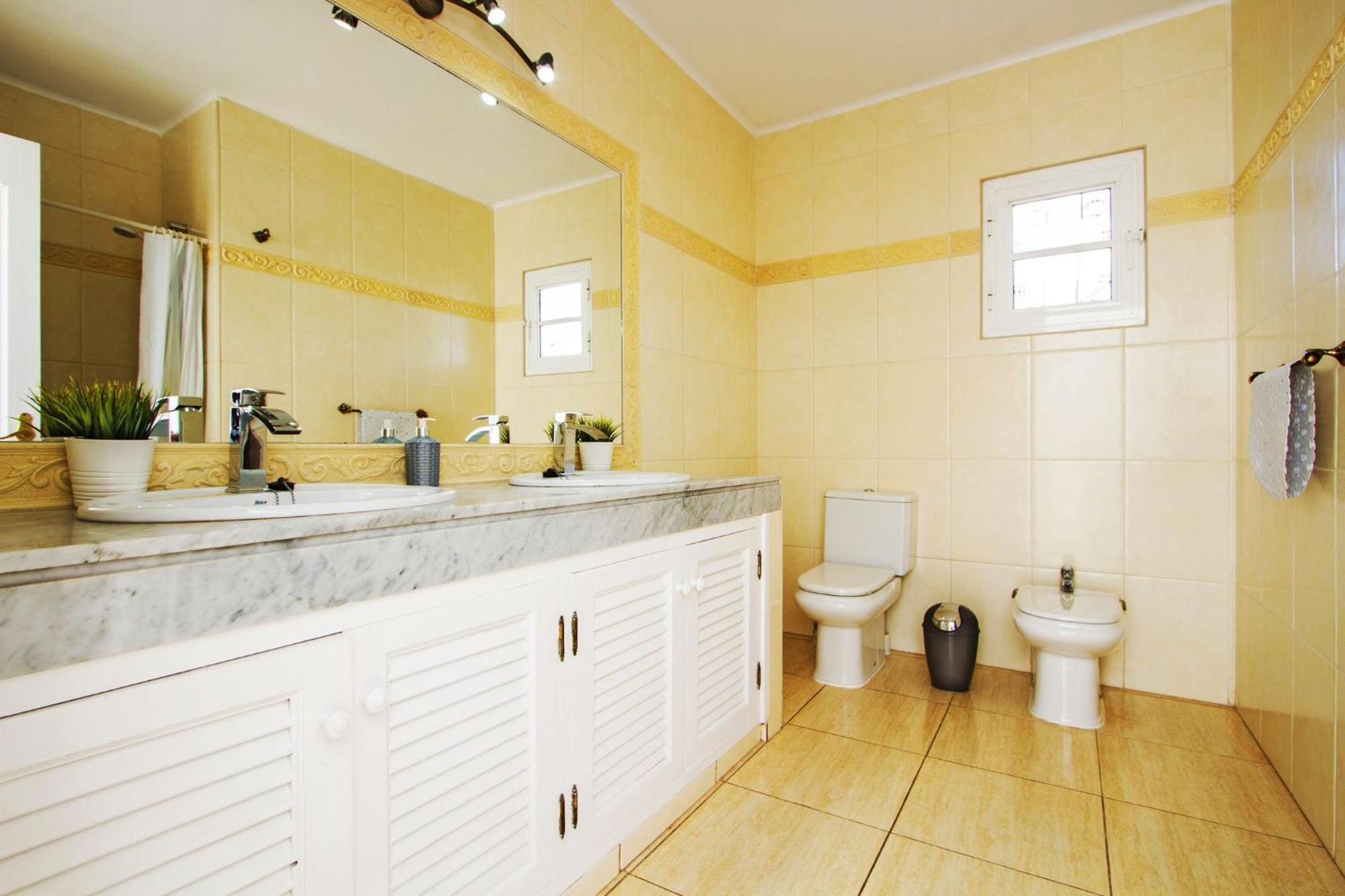 Exceptional 3 Bedroom Adsey -short Walk To Town - By Lanzarote Leisure
