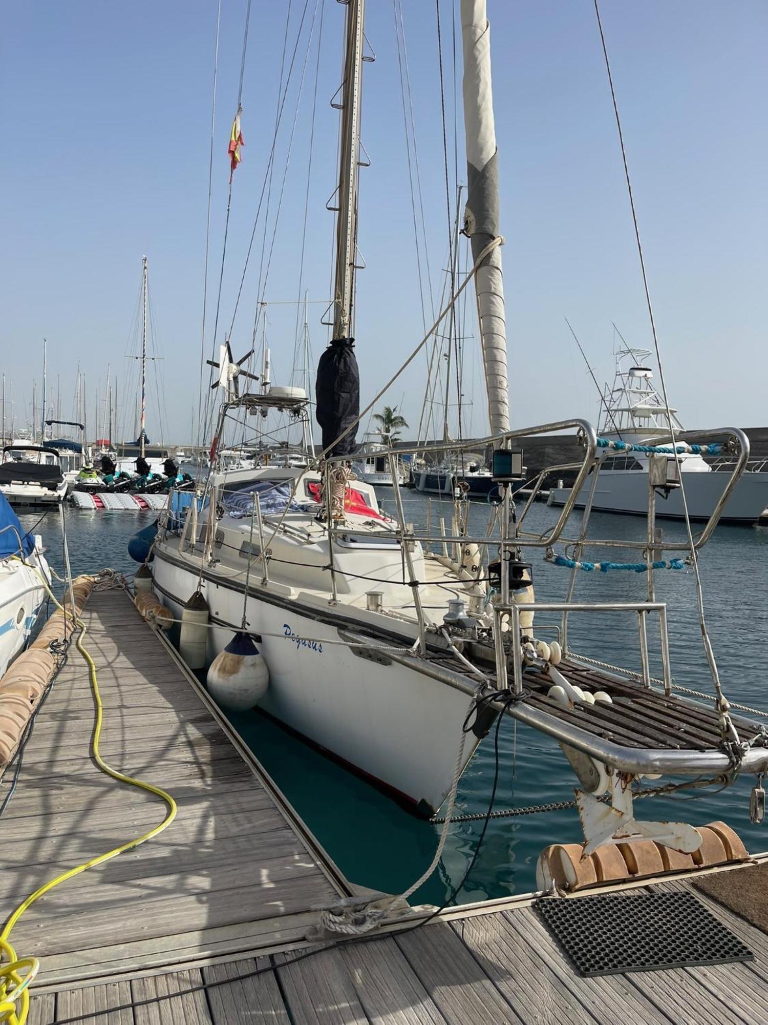 El Velero Botel Puerto Calero
