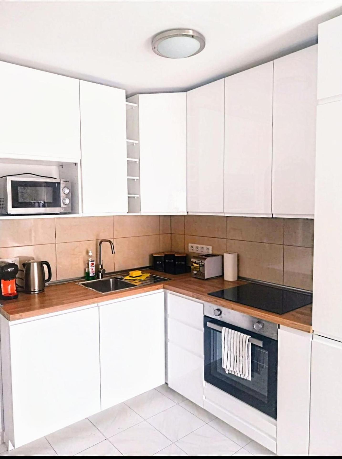 Beautiful Spacious 1-bed With Aircon Apartment *