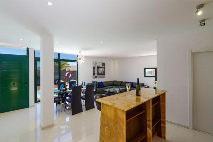 Spacious Private & Private Heated Pool - Sunshine Villa