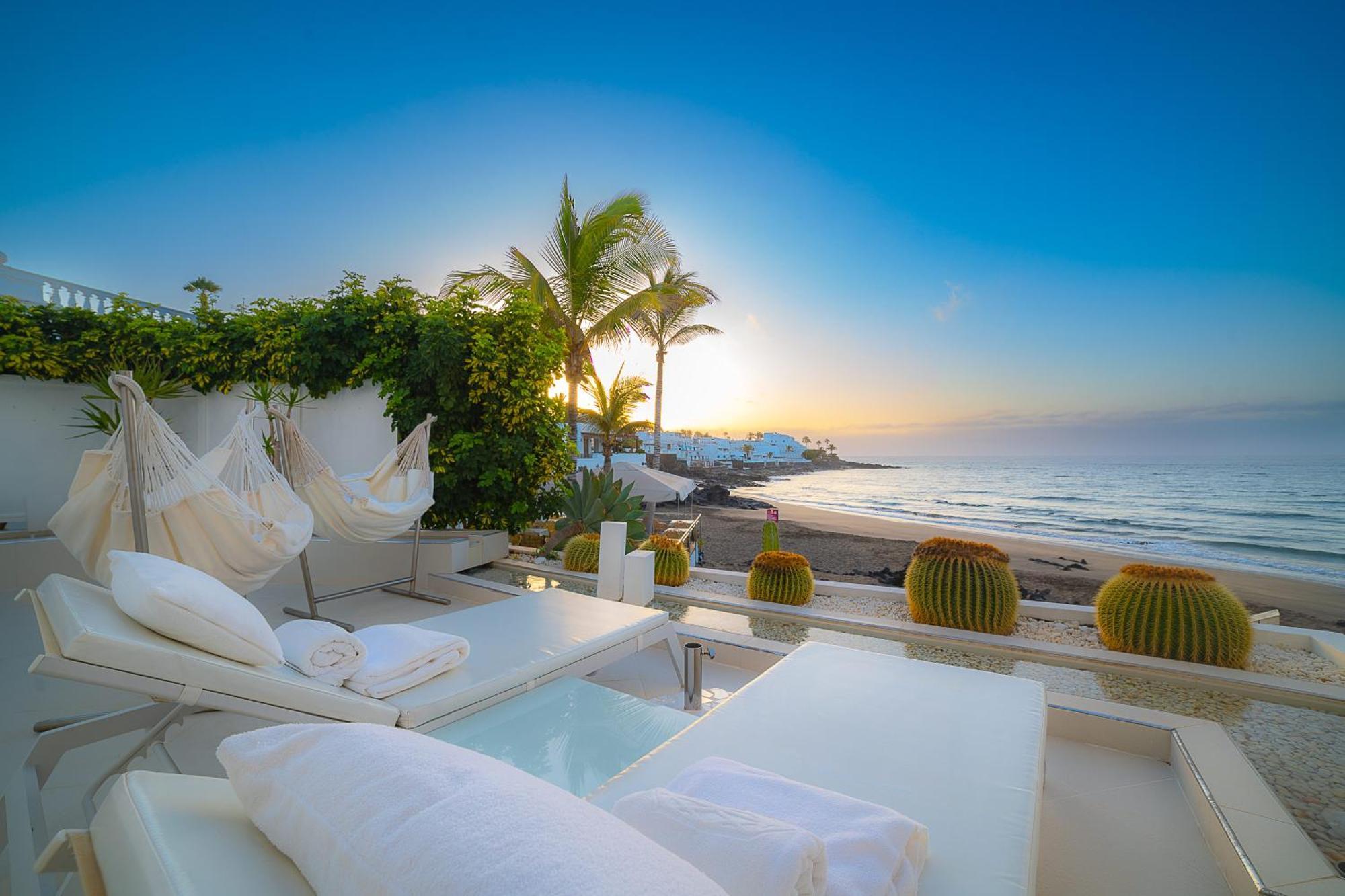 Lani's De Luxe - Adults Only Hotel
