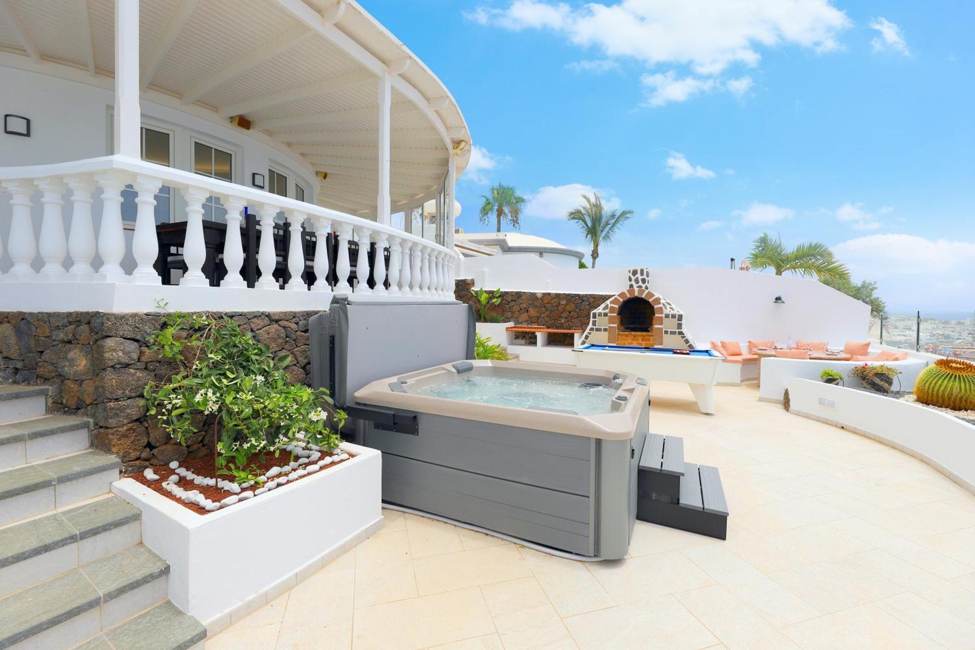 Luxury Puerto Del Carmen 4 Bedrooms La Perla Modern Furnishings Stunning Sea Views Tías