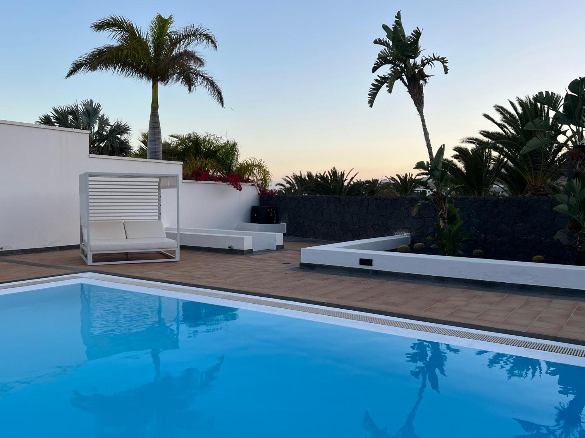 Dedalos - A Luxury Large With A Heated Pool In Villa *