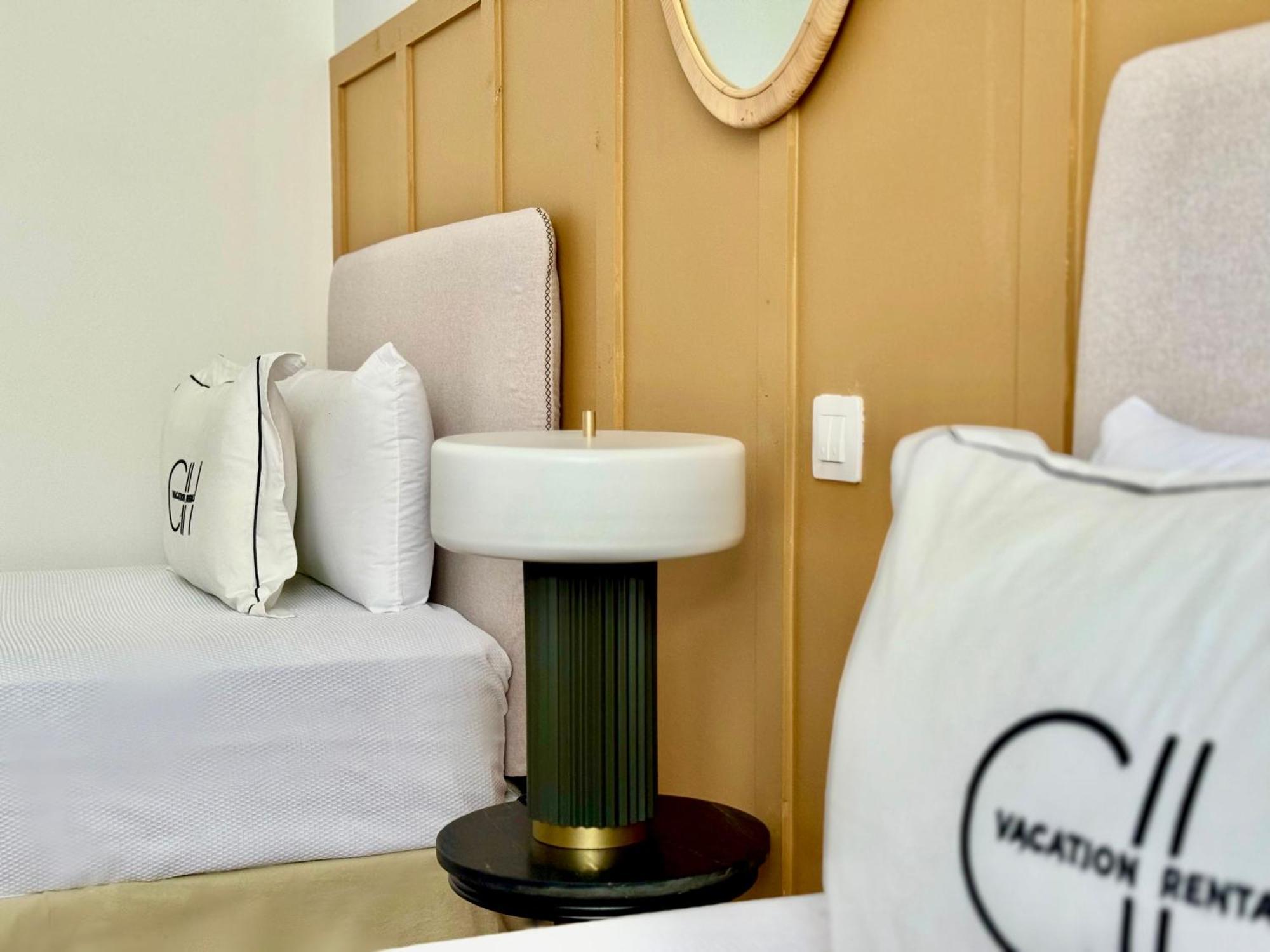 Canaryislandshost I White Villa
