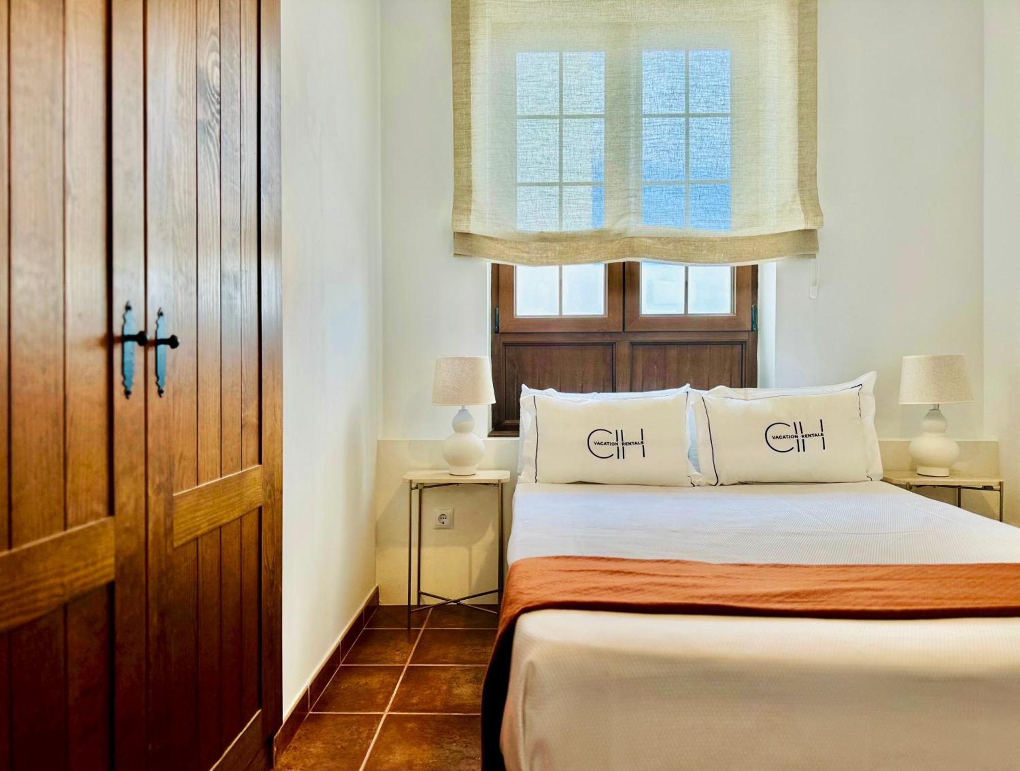 Canaryislandshost I White Villa