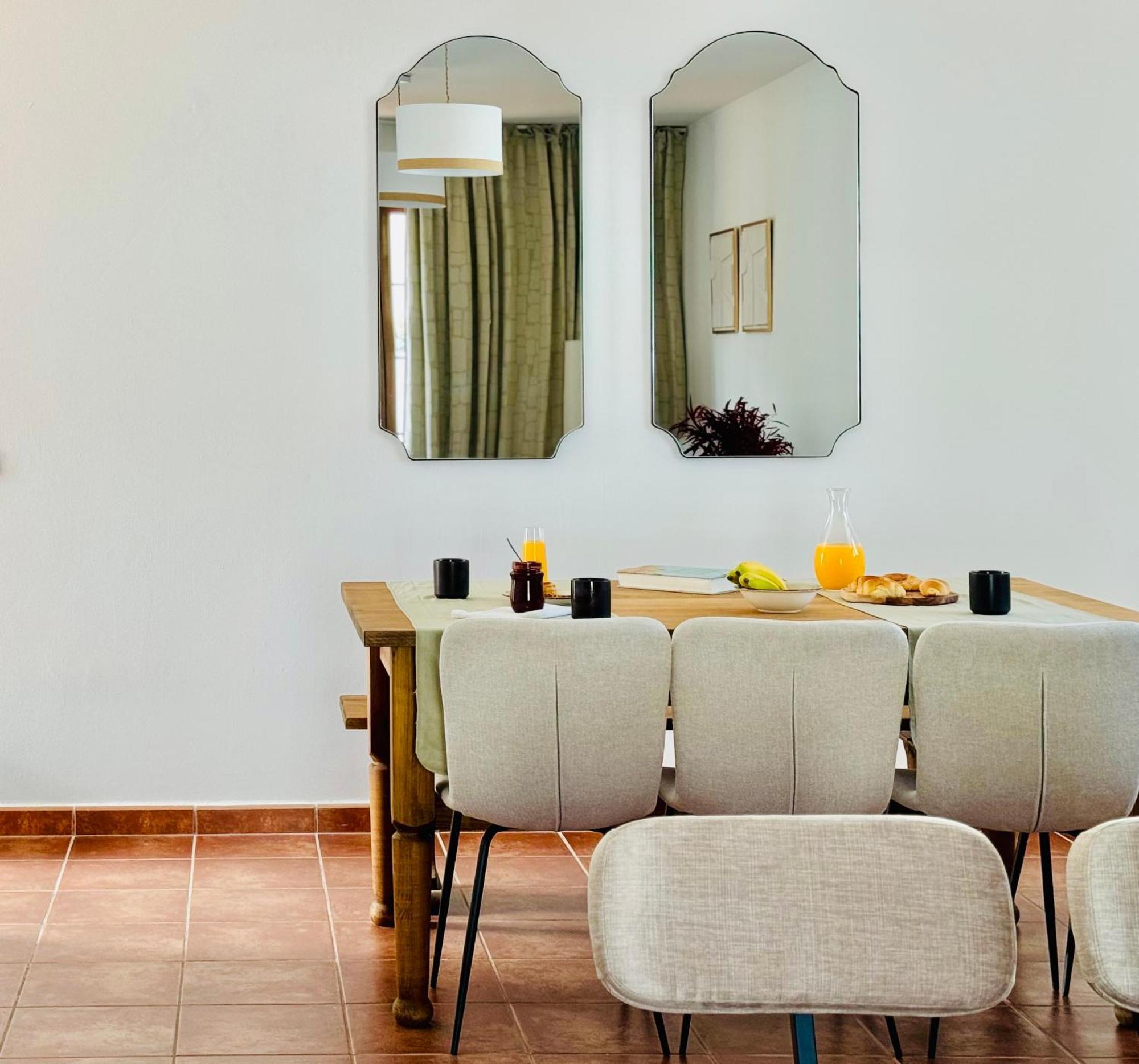 Canaryislandshost I White Villa Teguise (Lanzarote)