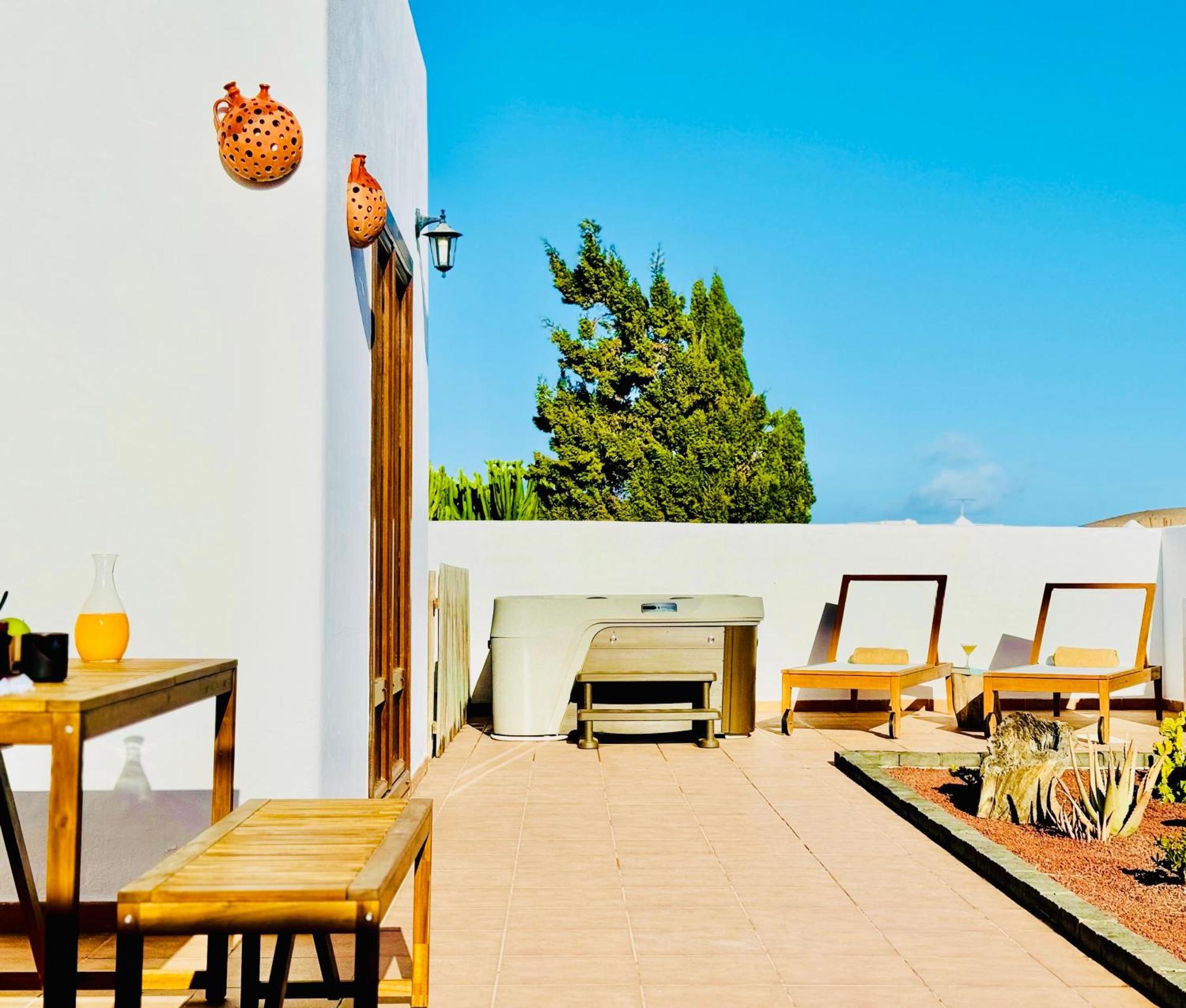 Canaryislandshost I White Villa