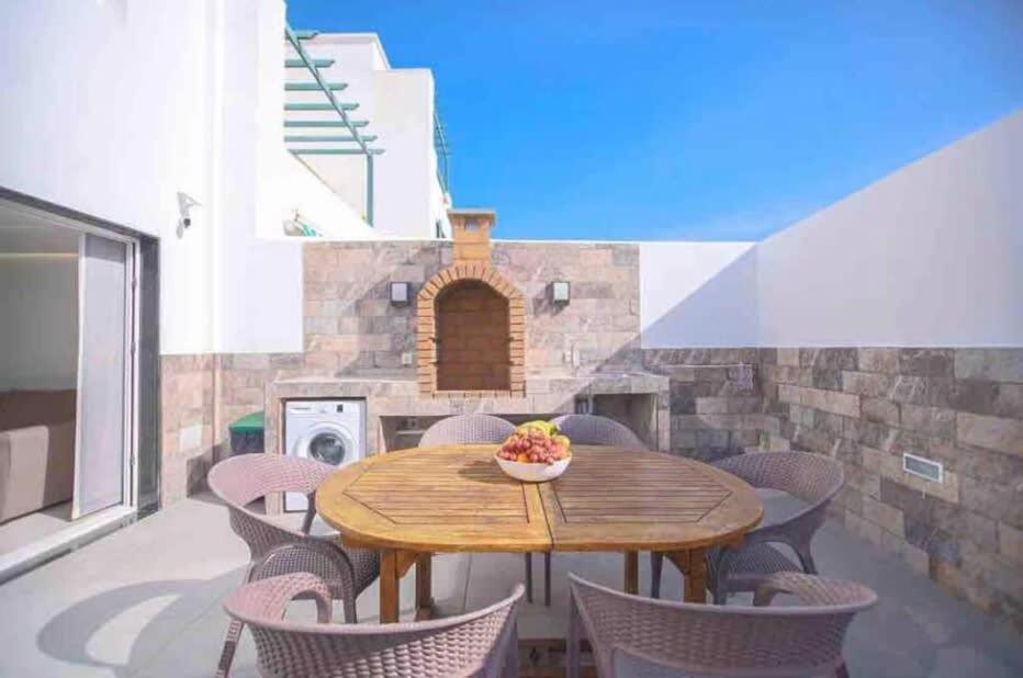 Villa Renata With Private Heated Pool And Hot Tub Puerto del Carmen (Lanzarote)