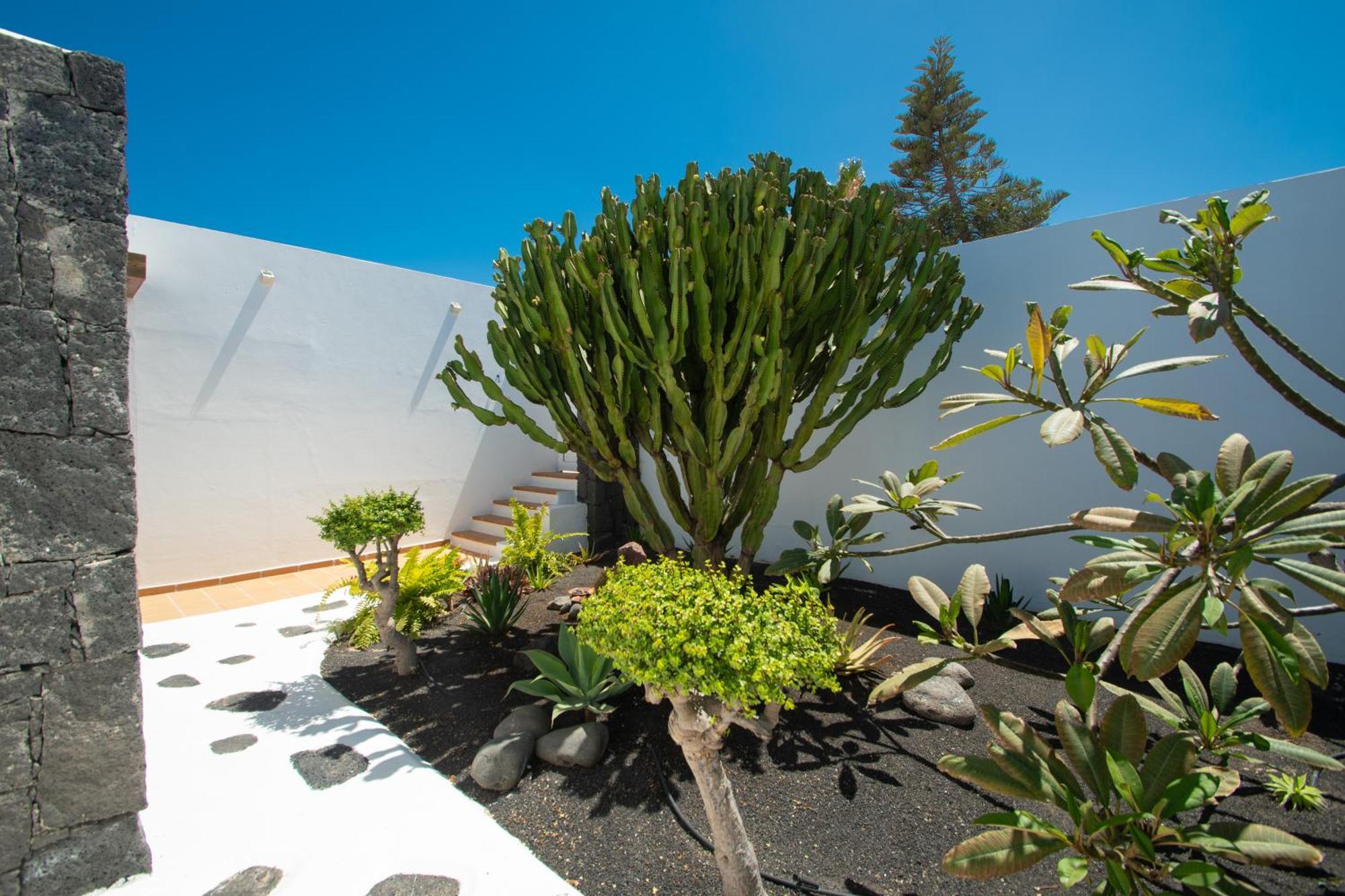 Villa Botanica - Spacious, Heated Pool And Bbq, Sunny Terrace, Garden & Mountain Views
