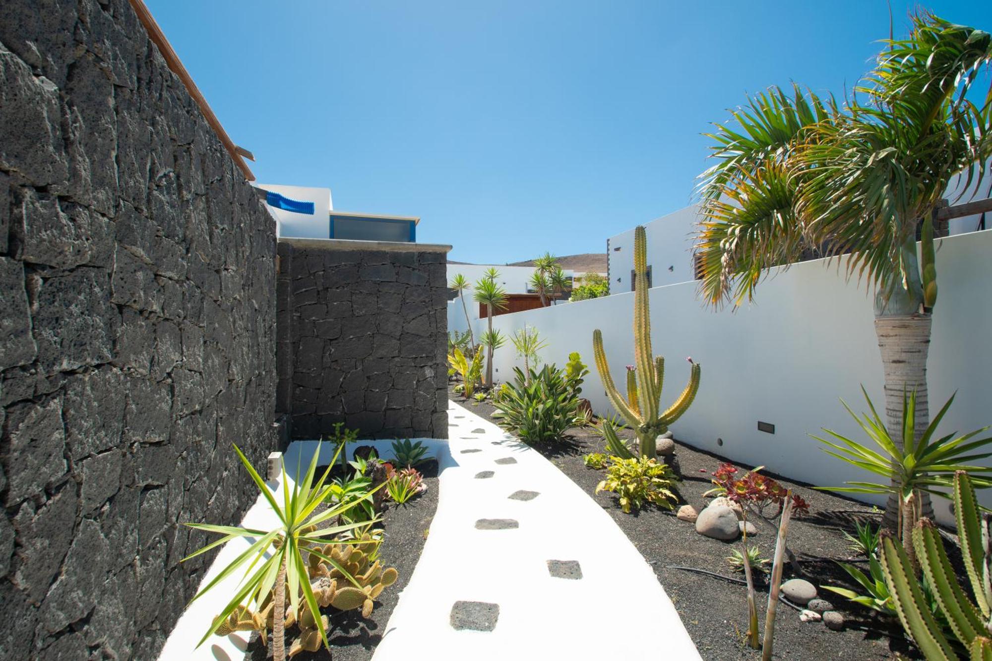 Botanica - Spacious, Heated Pool And Bbq, Sunny Terrace, Garden & Mountain Views Villa Playa Blanca (Lanzarote)