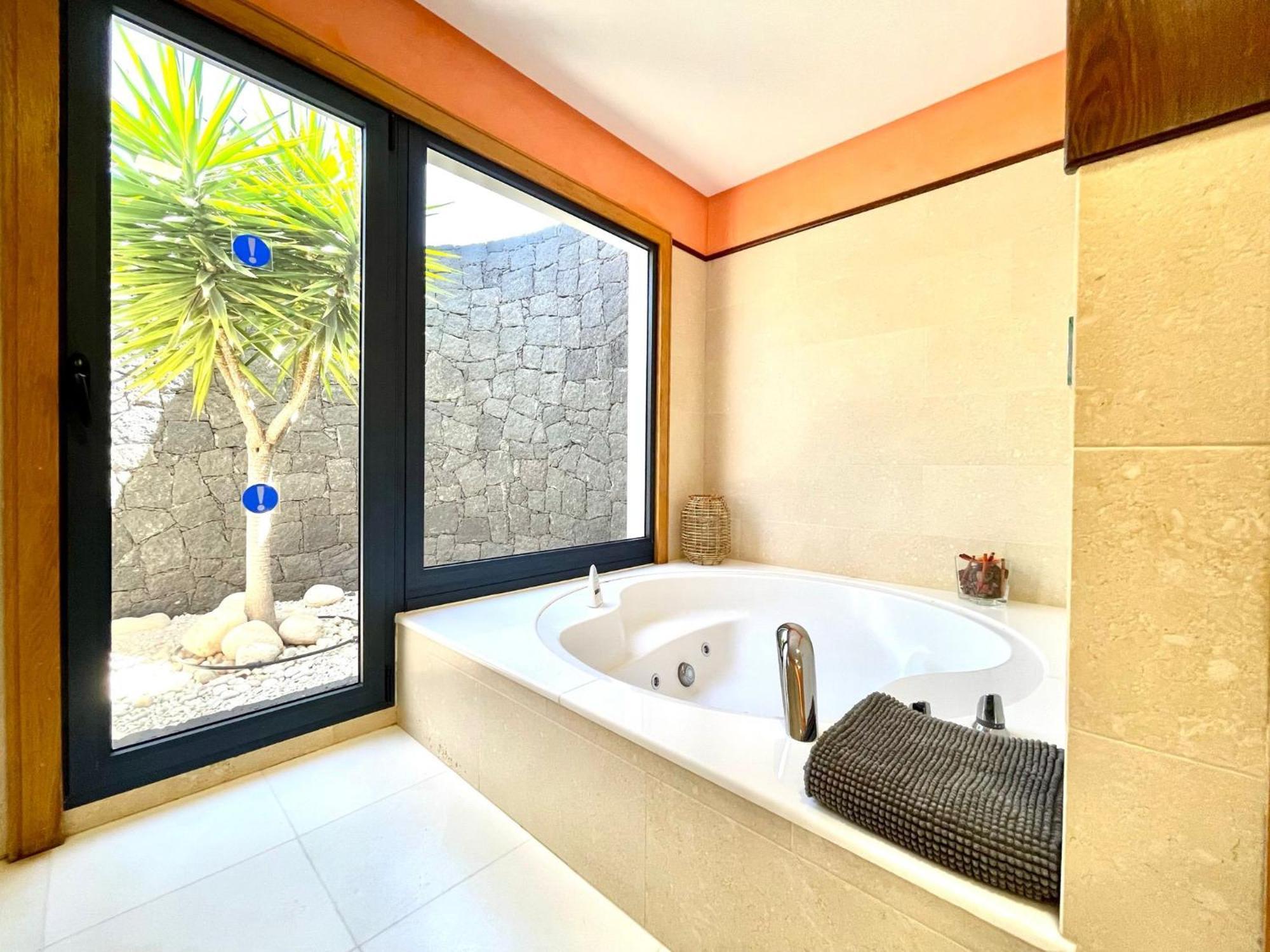 Villa Beautiful 5-bed In Playa Blanca (Lanzarote)