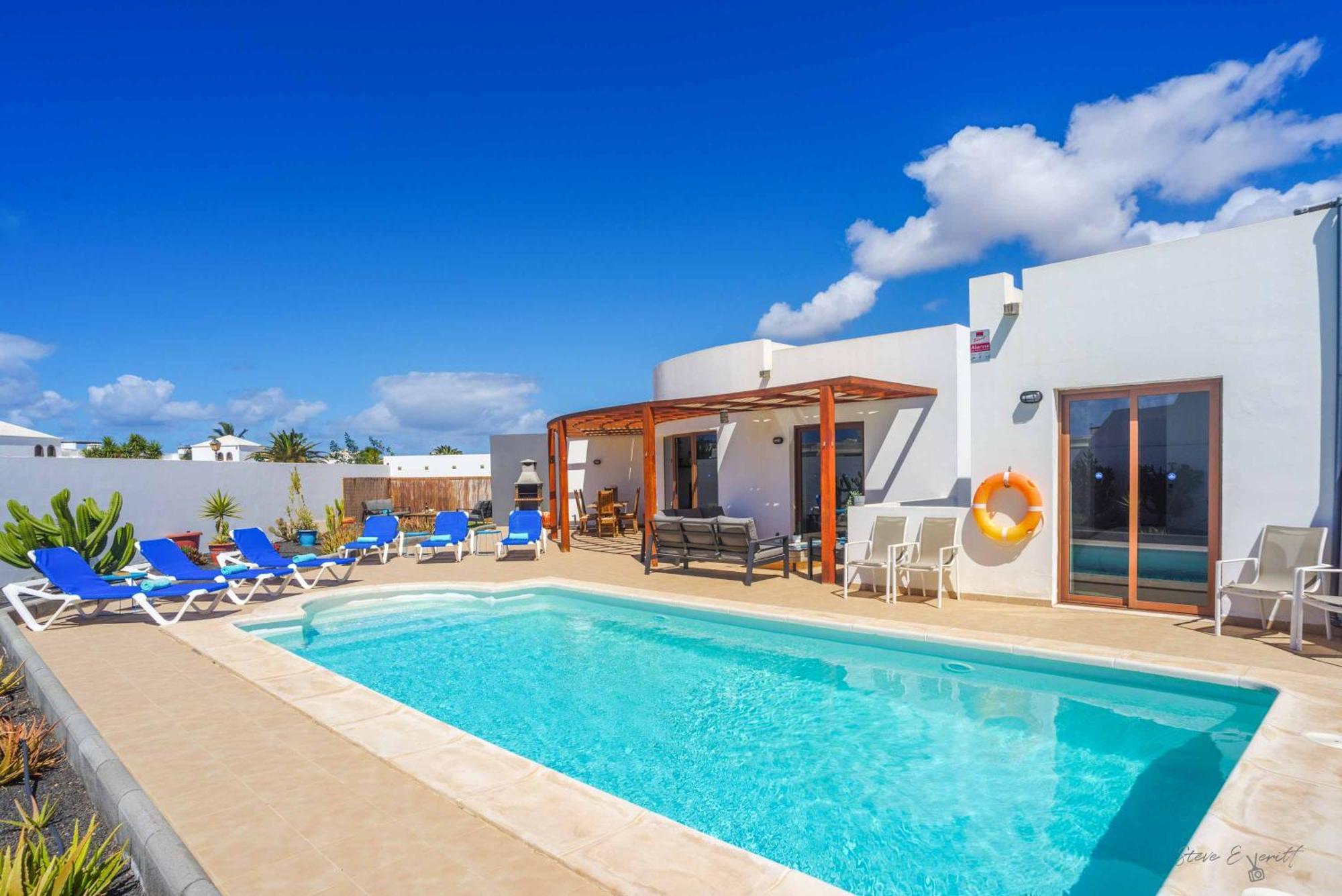 Luar Villa *