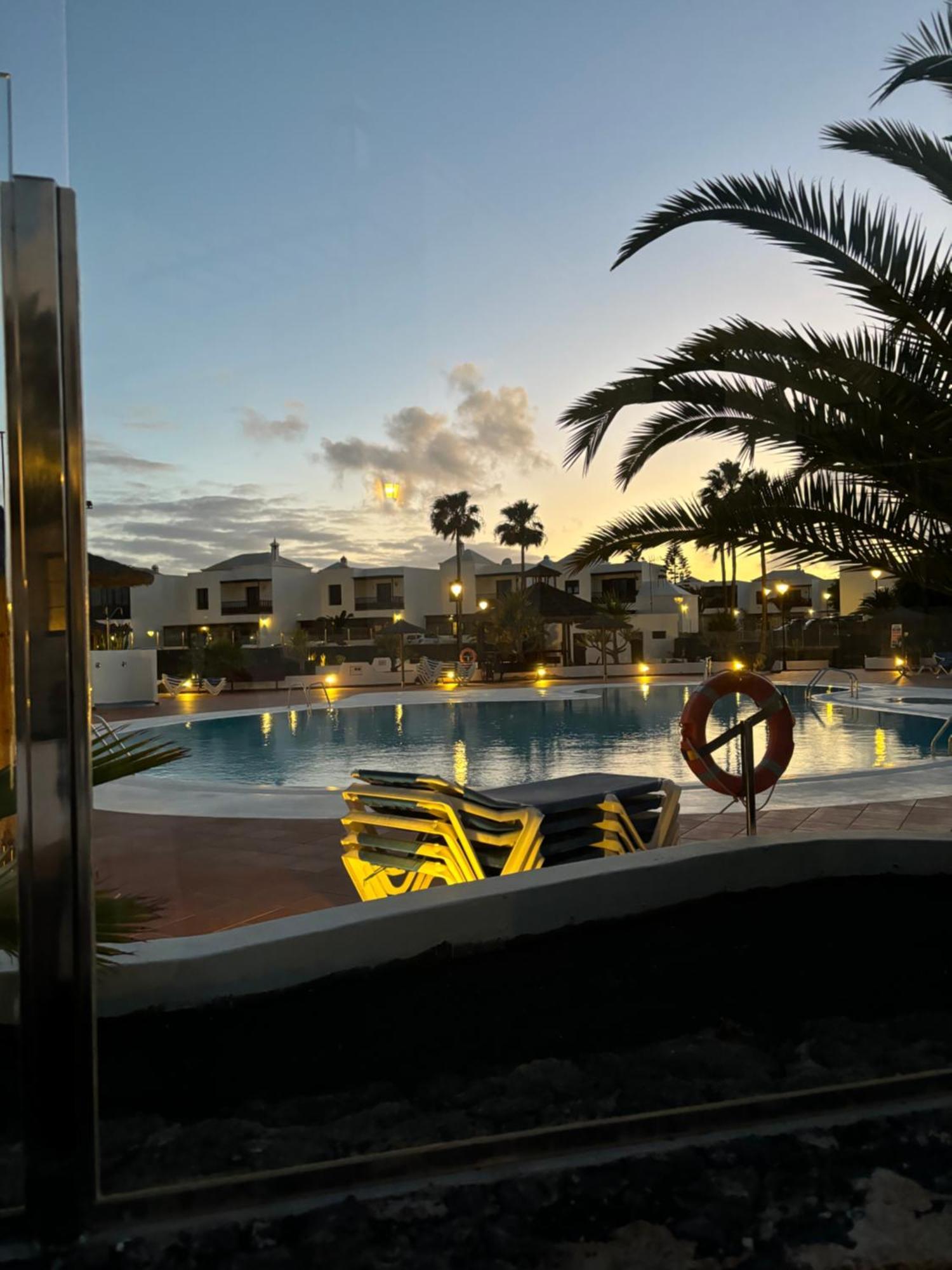 Casa Amplia Y Moderna De 3 En Complejo Con Piscina