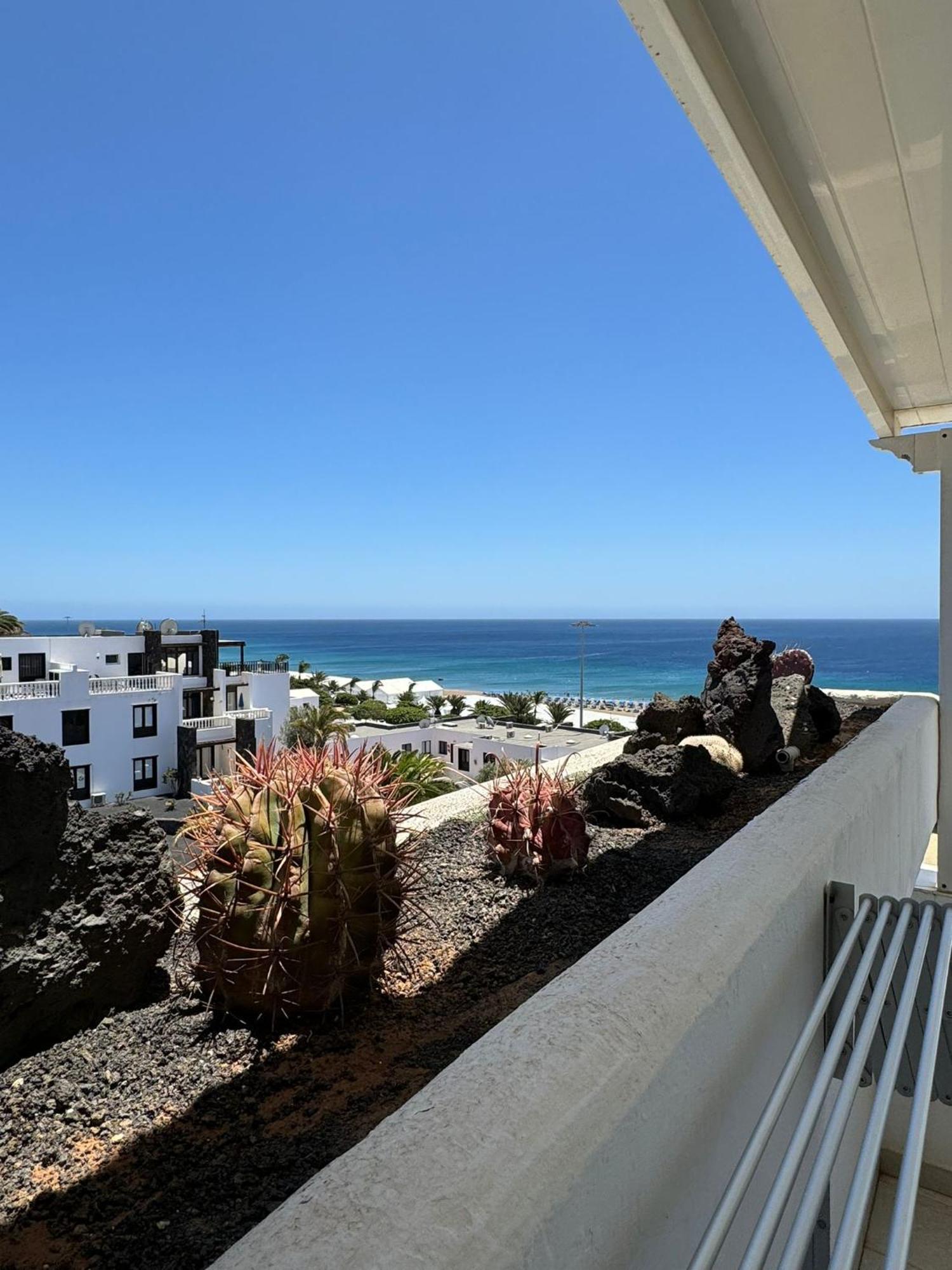 Apartment Stunning 2 Bedroom Duplex Close To Main With Seaviews