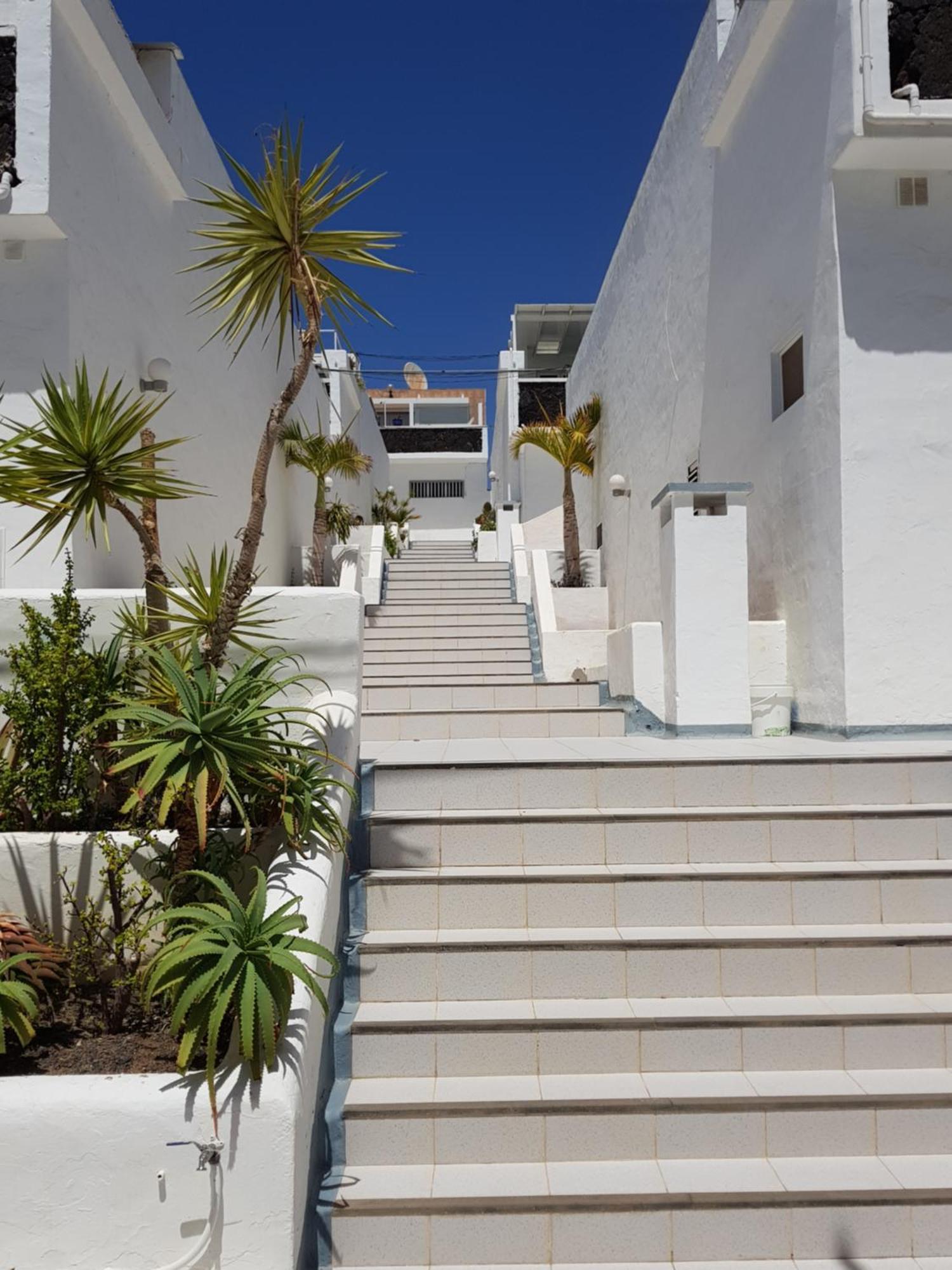 Apartment Stunning 2 Bedroom Duplex Close To Main With Seaviews *