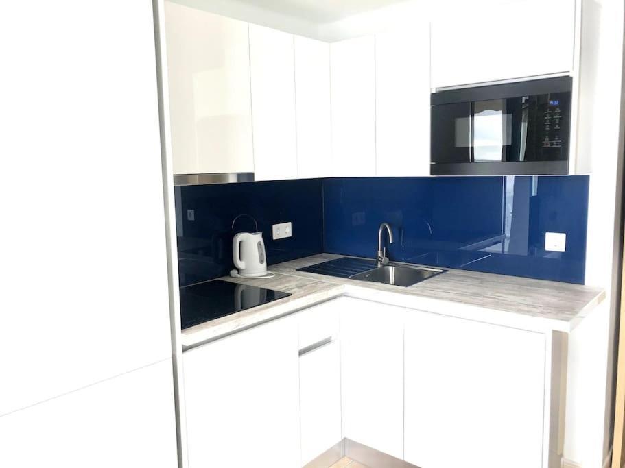 Stylish And Modern With Stunning Sea Views Apartment *
