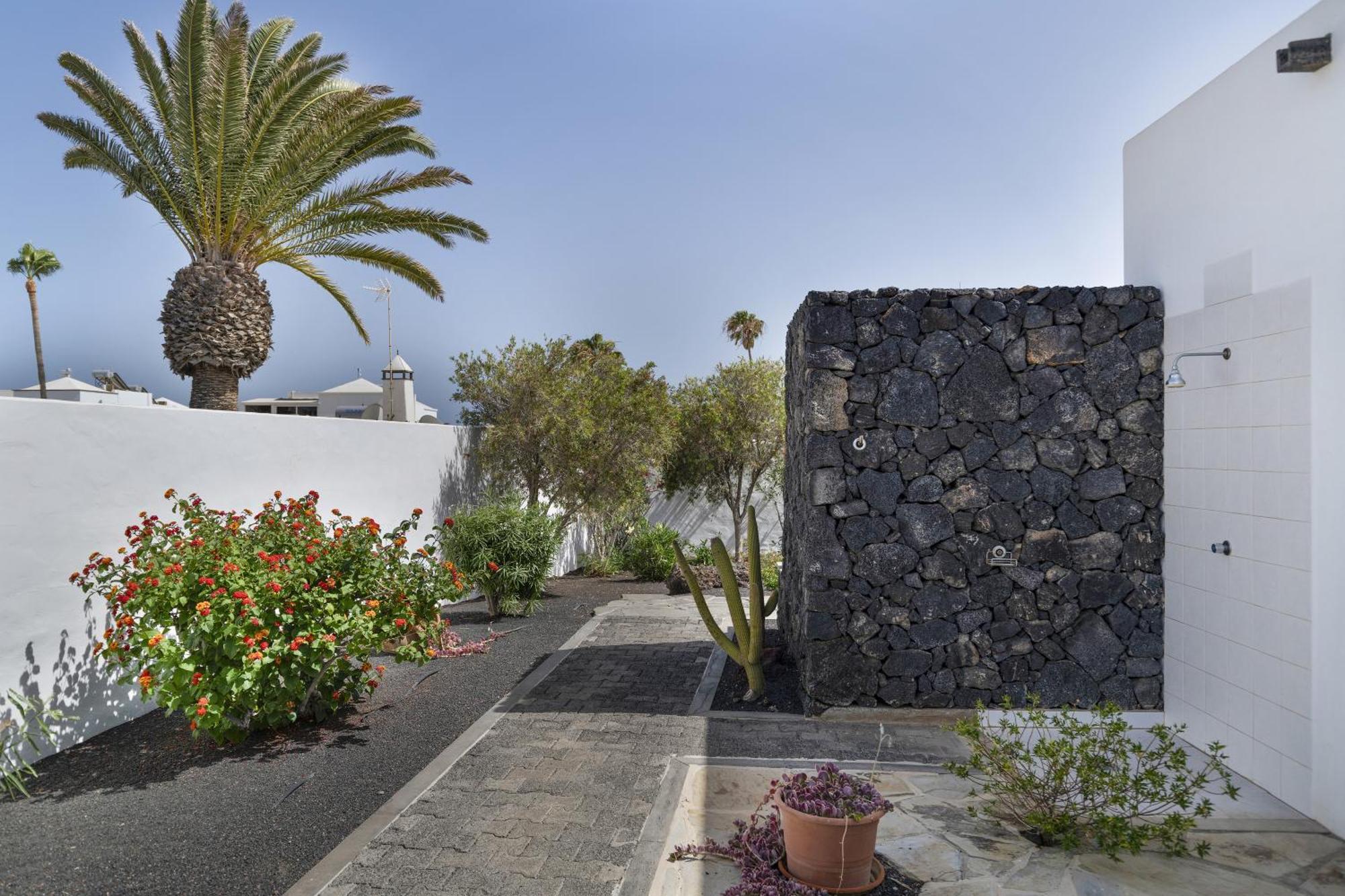 En Puerto Del Carmen, 2