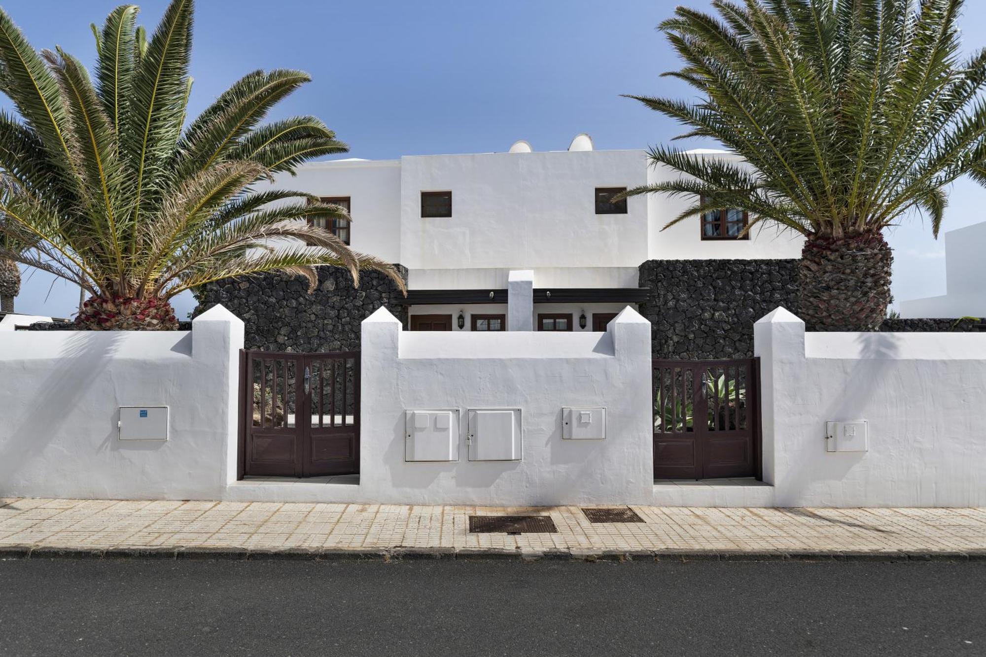 En Puerto Del Carmen, 4 *