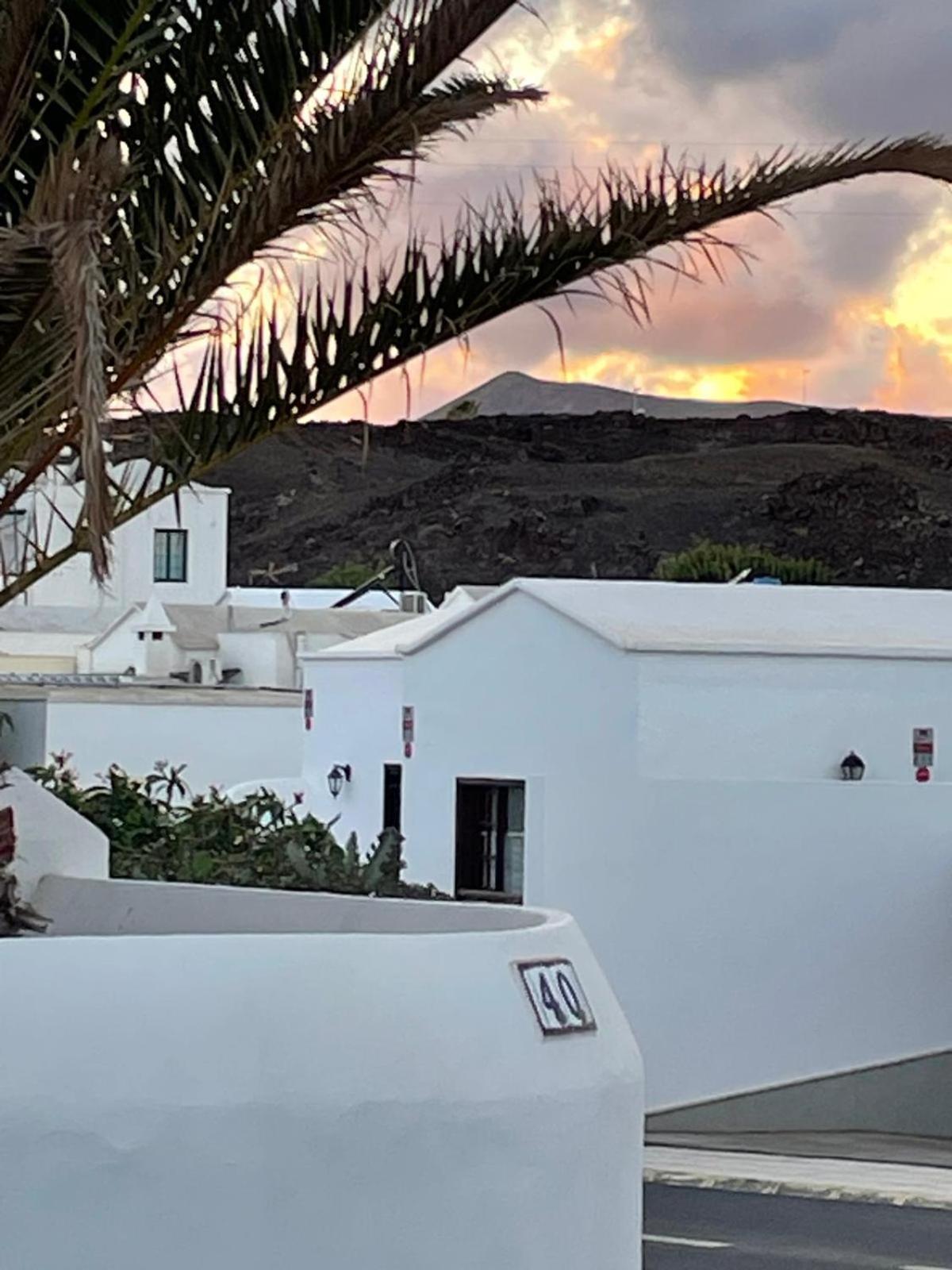 En Puerto Del Carmen, 2 *