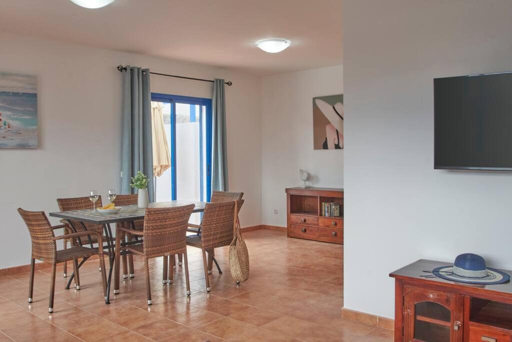 Maria Del Mar 2 Minutes To Supermarkets, 10 Minutes To Marina Rubicon, Pool, High Speed Wifi Сasa de vacaciones