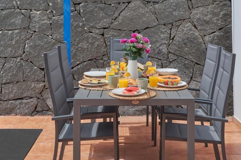 Сasa de vacaciones Maria Del Mar 2 Minutes To Supermarkets, 10 Minutes To Marina Rubicon, Pool, High Speed Wifi *
